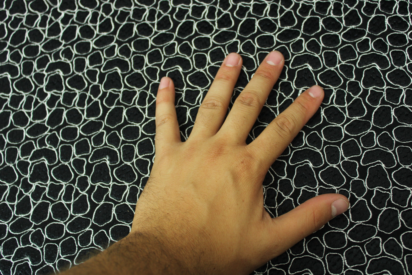 Tissu brocart de laine brodé motif tacheté - noir - photo 5/5 | So Tissus