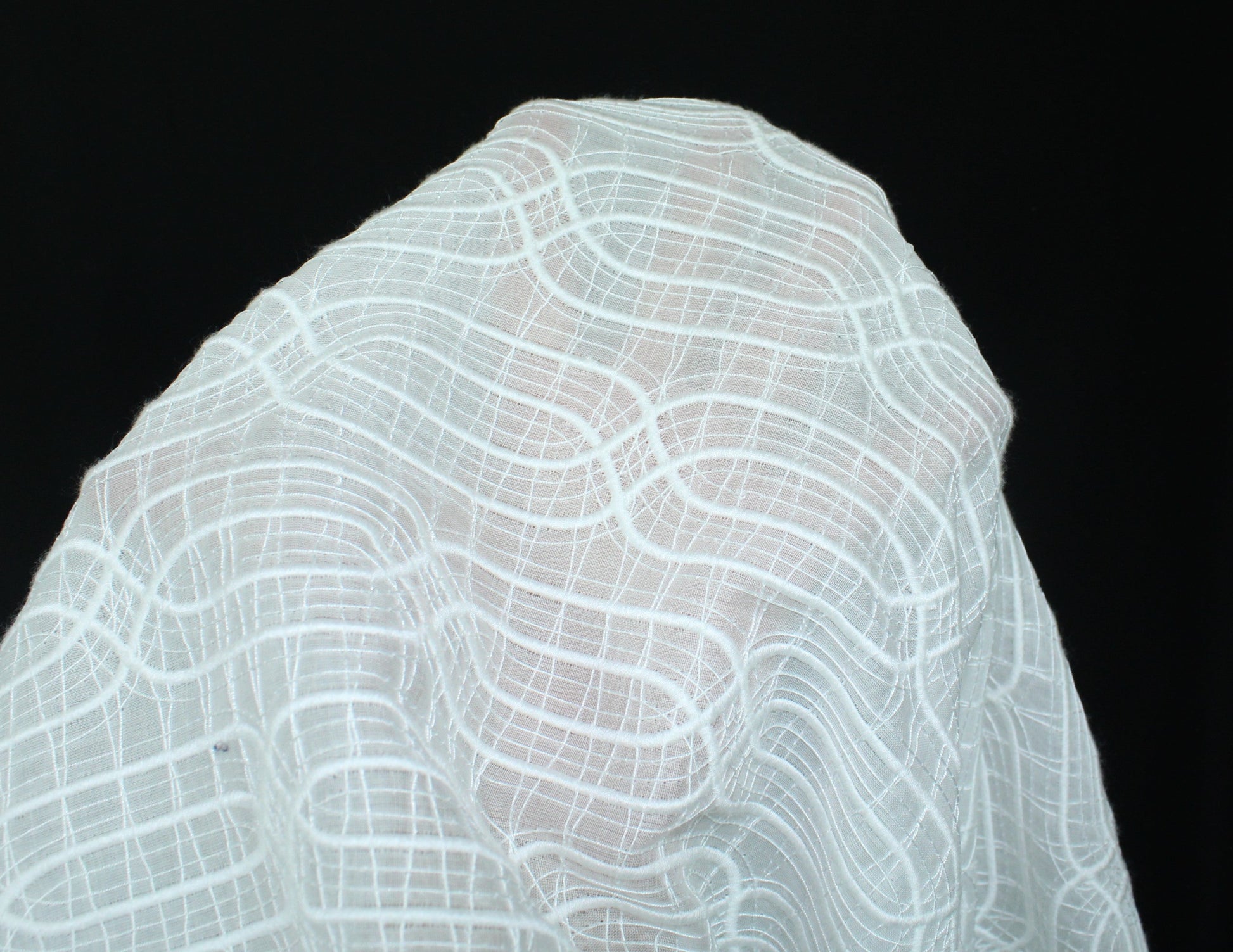 Tissu voile coton brodé - motif géométrique - blanc - photo 6/6 | So Tissus