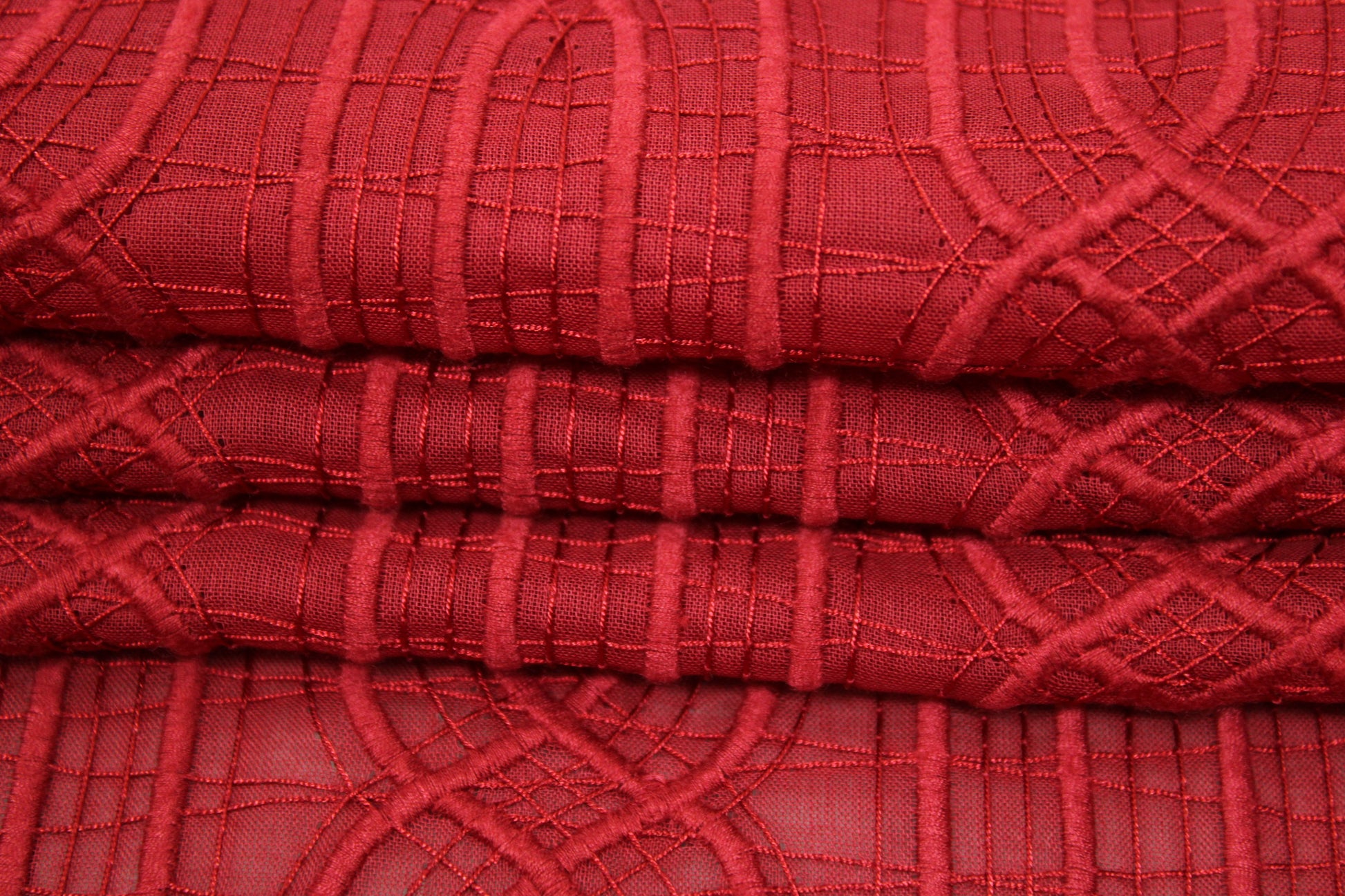 Tissu voile coton brodé - motif géométrique - rouge foncé - photo 2/5 | So Tissus
