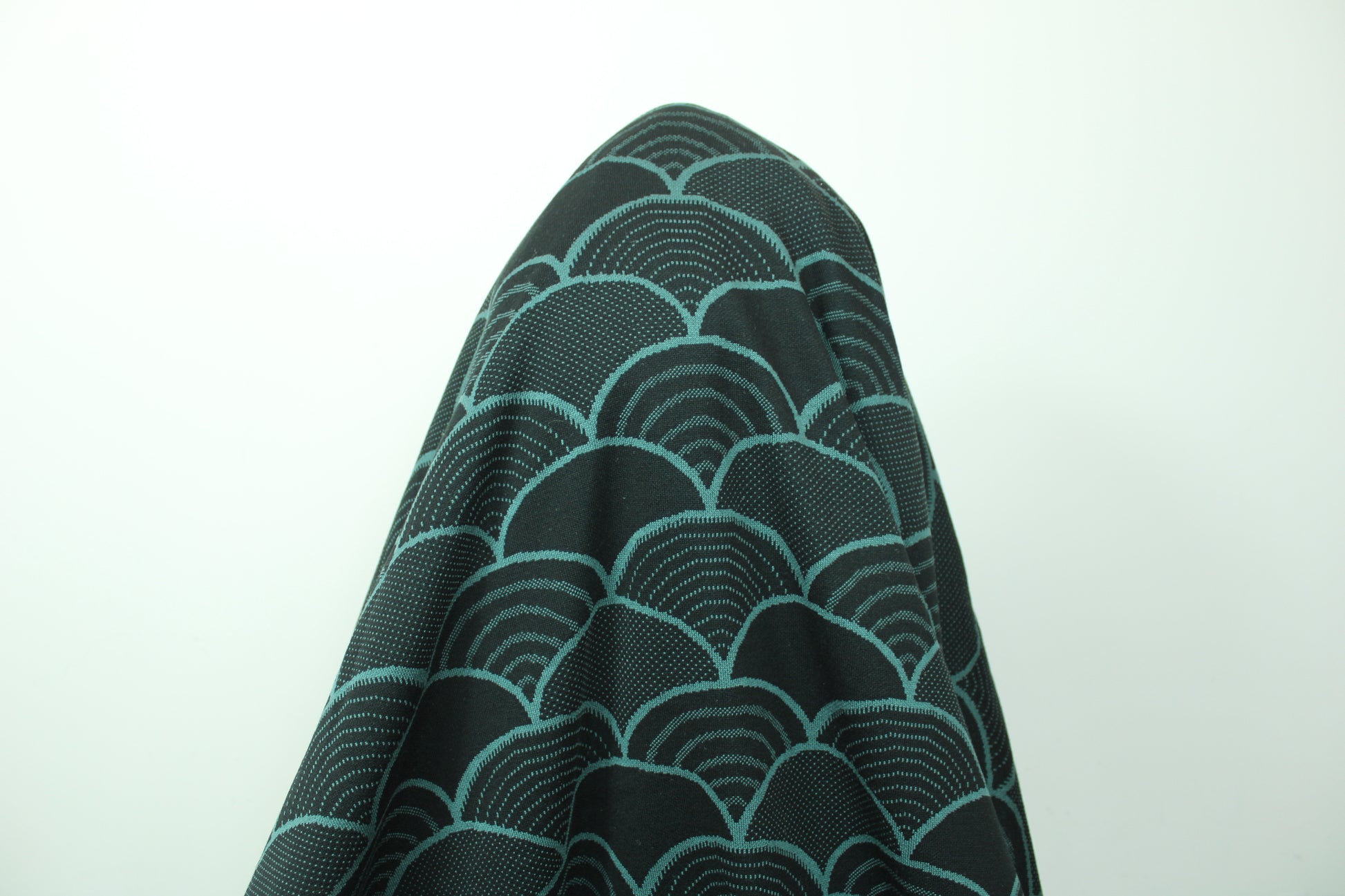 Tissu maille - imprimé écaille - vert pin et noir - photo 3/4 | So Tissus