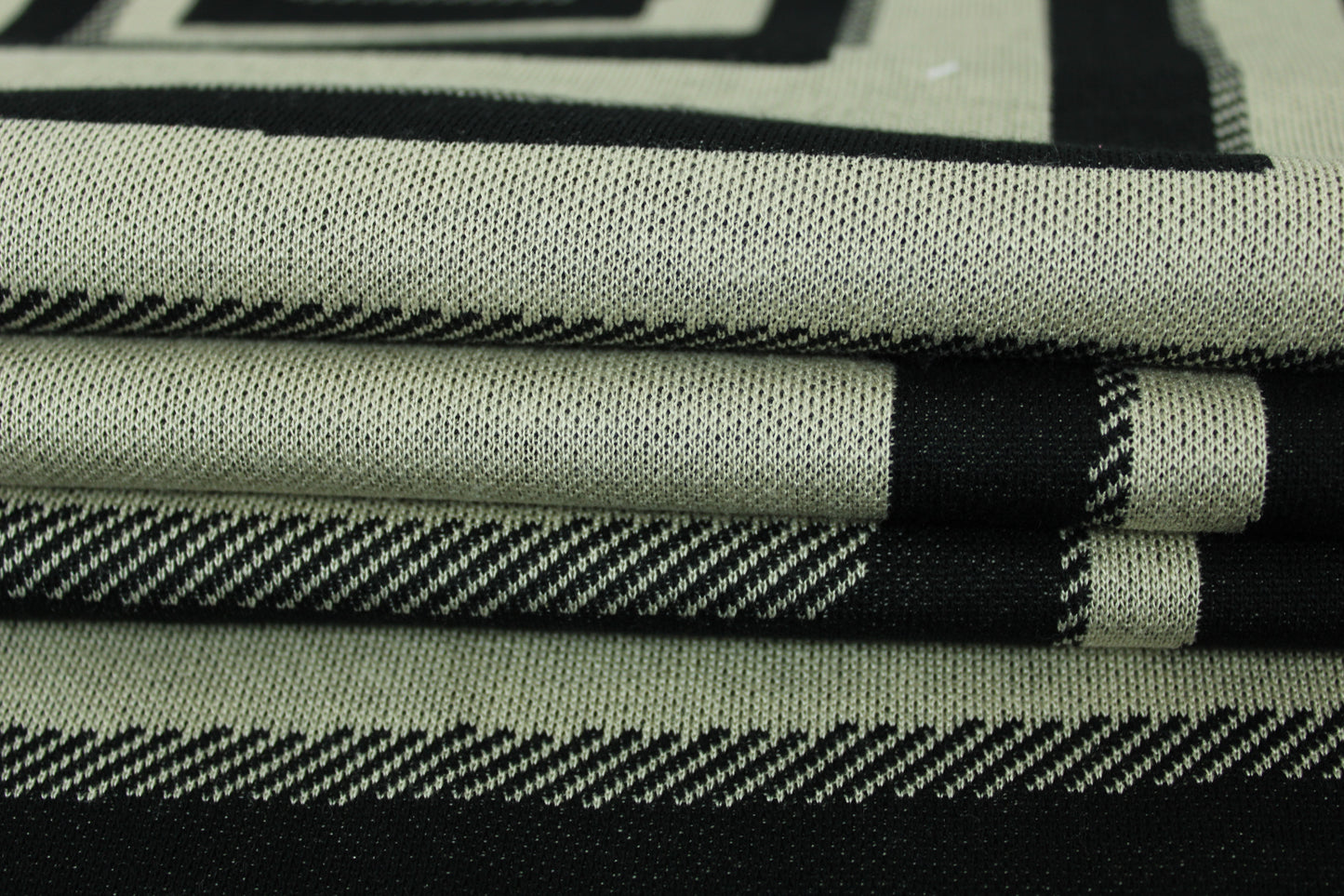 Tissu maille - imprimé géométrique - noir et beige - photo 2/4 | So Tissus