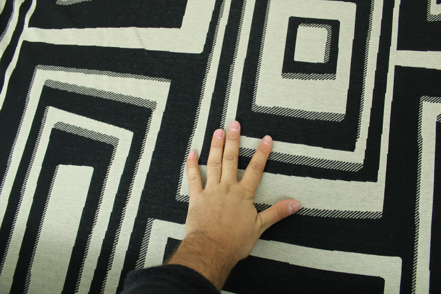 Tissu maille - imprimé géométrique - noir et beige - photo 4/4 | So Tissus
