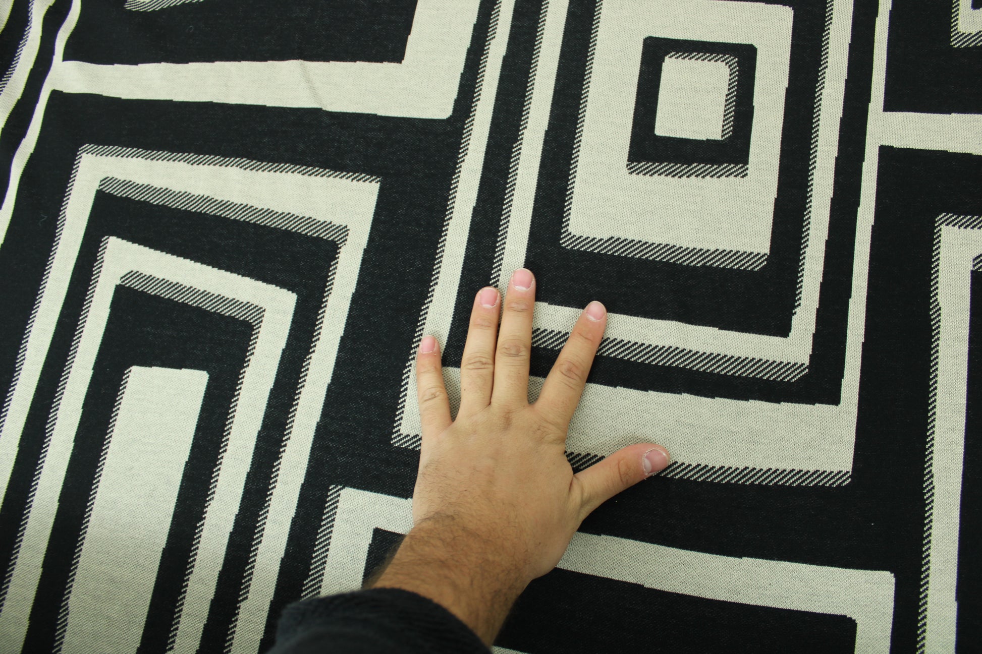 Tissu maille - imprimé géométrique - noir et beige - photo 4/4 | So Tissus