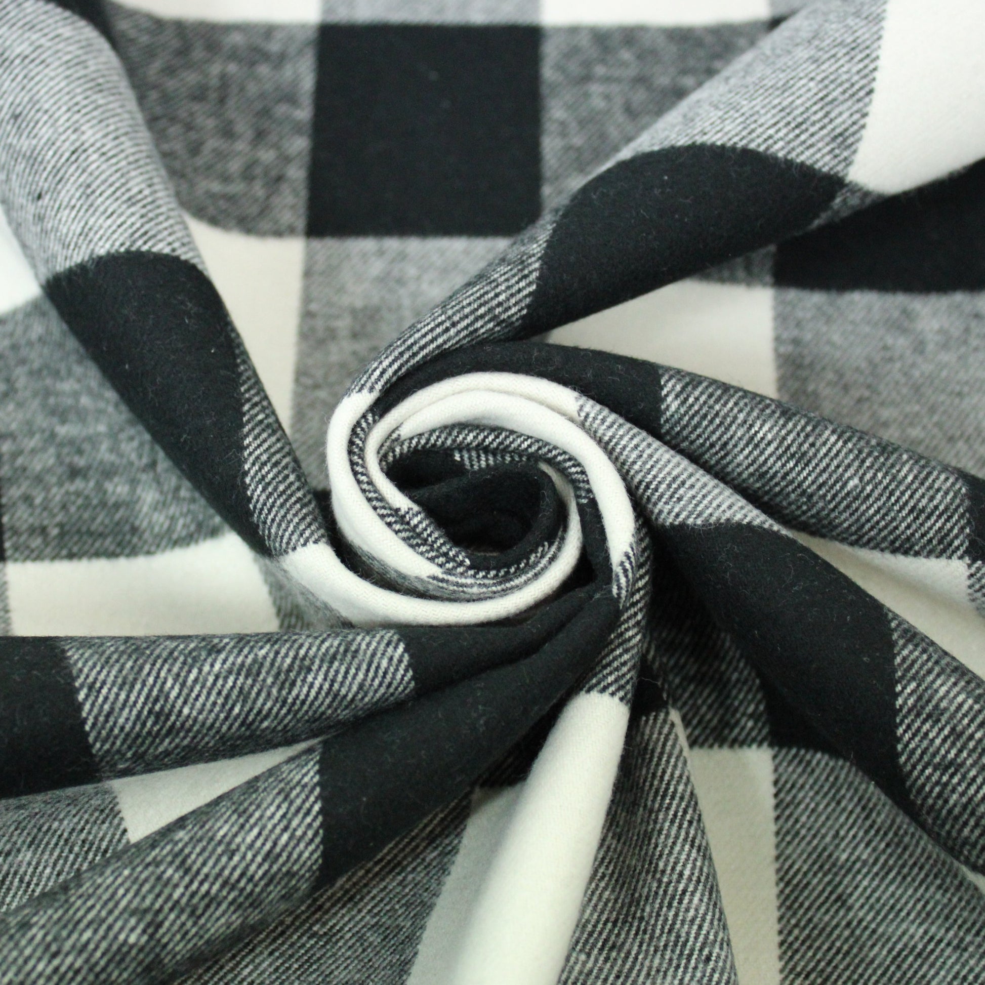 Tissu gabardine coton - à carreaux - noir et blanc - photo 1/4 | So Tissus