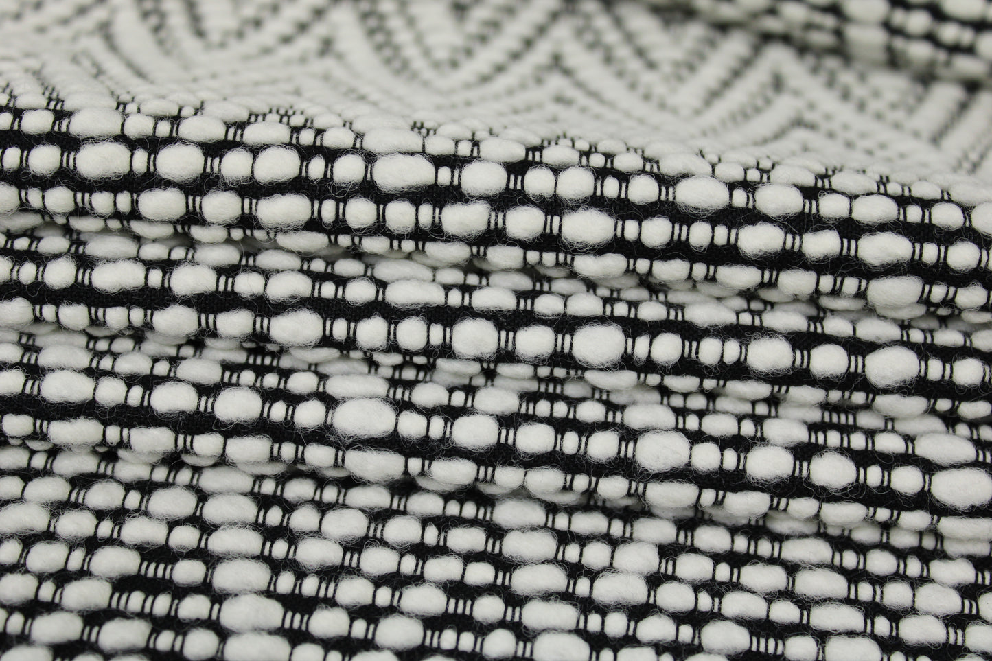 Tissu tweed de laine - motif chevron - blanc et noir - photo 2/5 | So Tissus