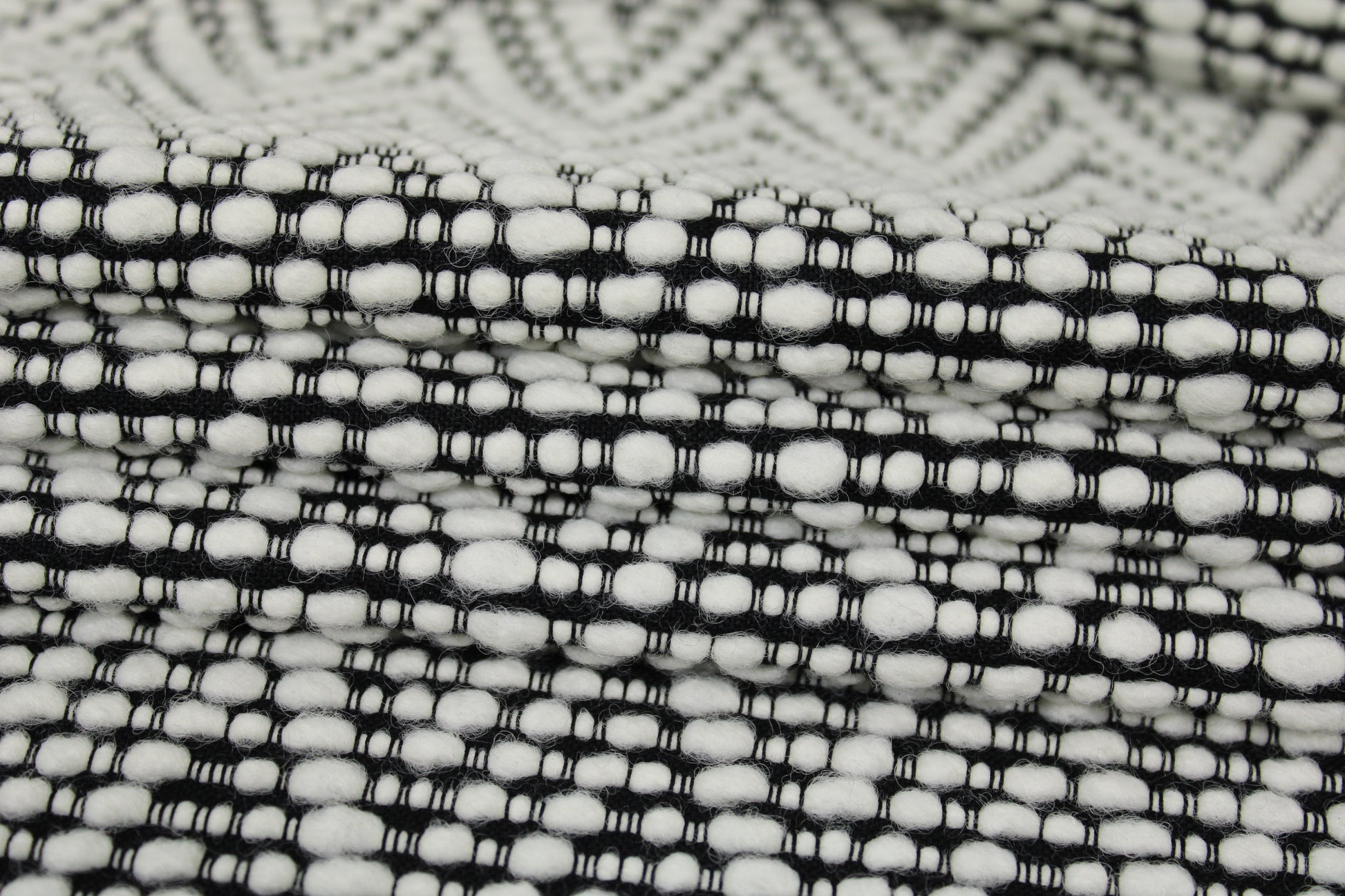 Tissu tweed de laine - motif chevron - blanc et noir - photo 2/5 | So Tissus
