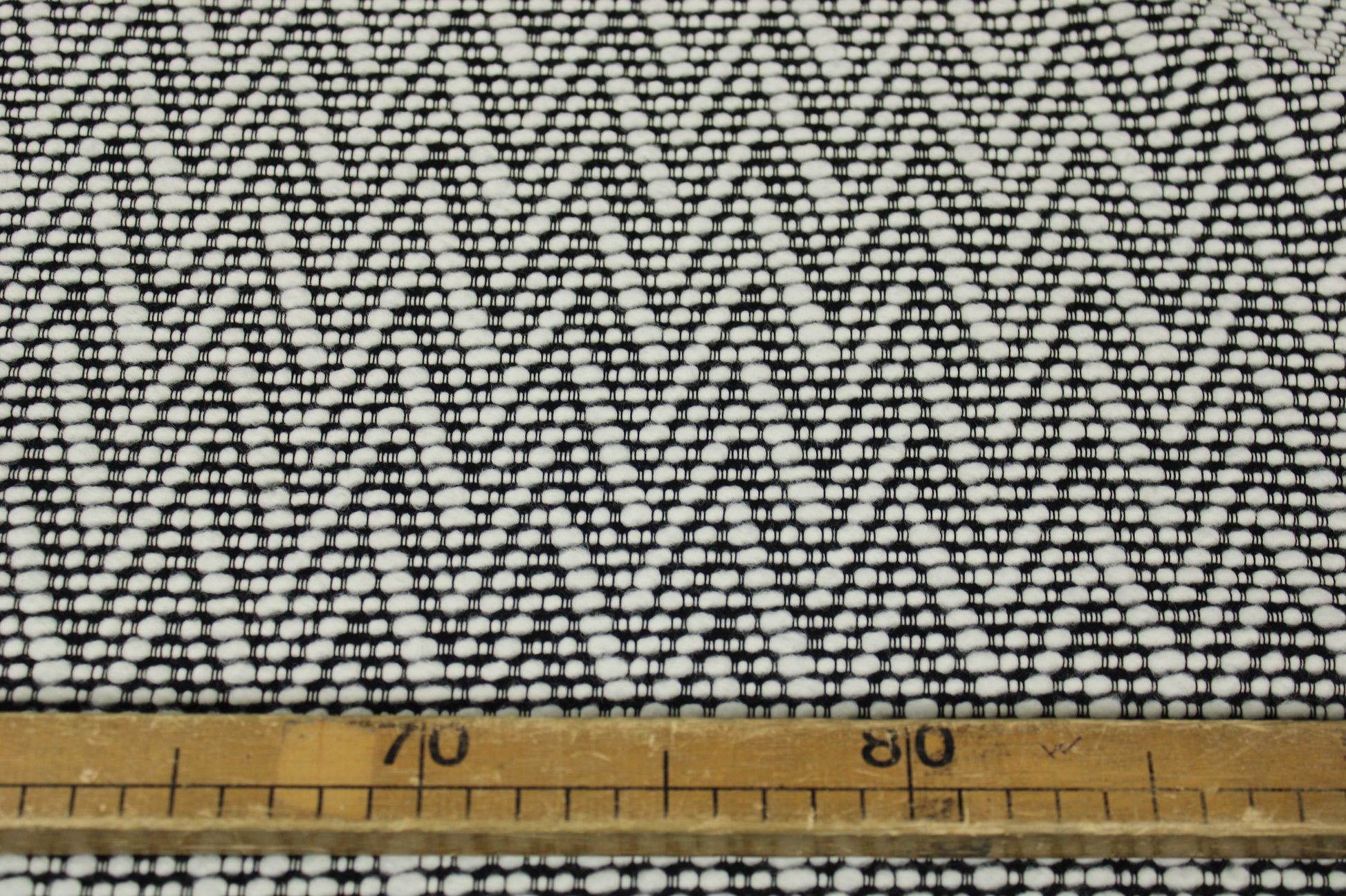Tissu tweed de laine - motif chevron - blanc et noir - photo 4/5 | So Tissus