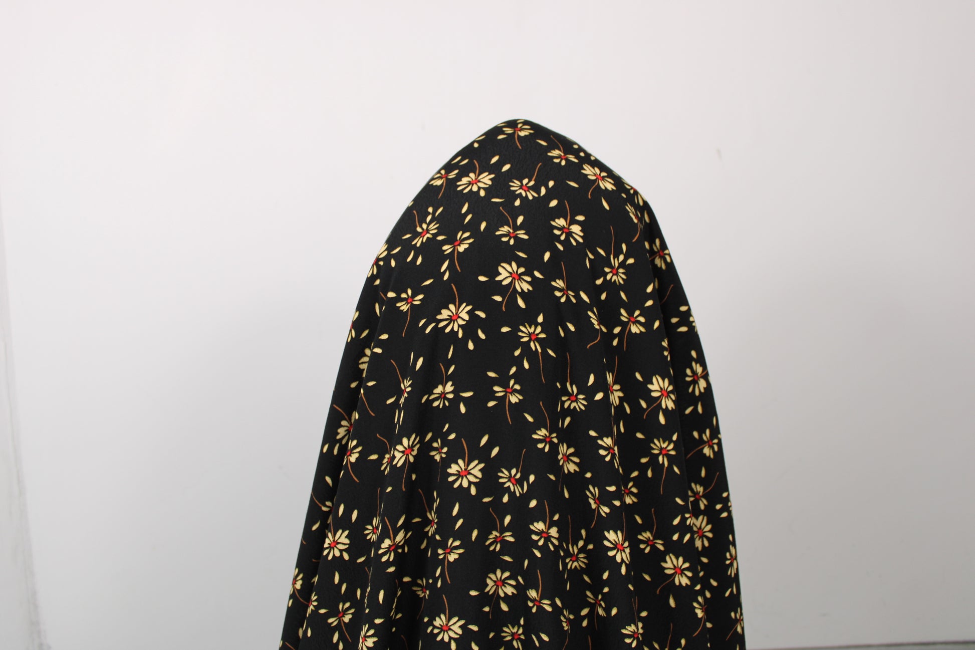 Tissu crêpe viscose - imprimé fleurs beiges - photo 3/5 | So Tissus
