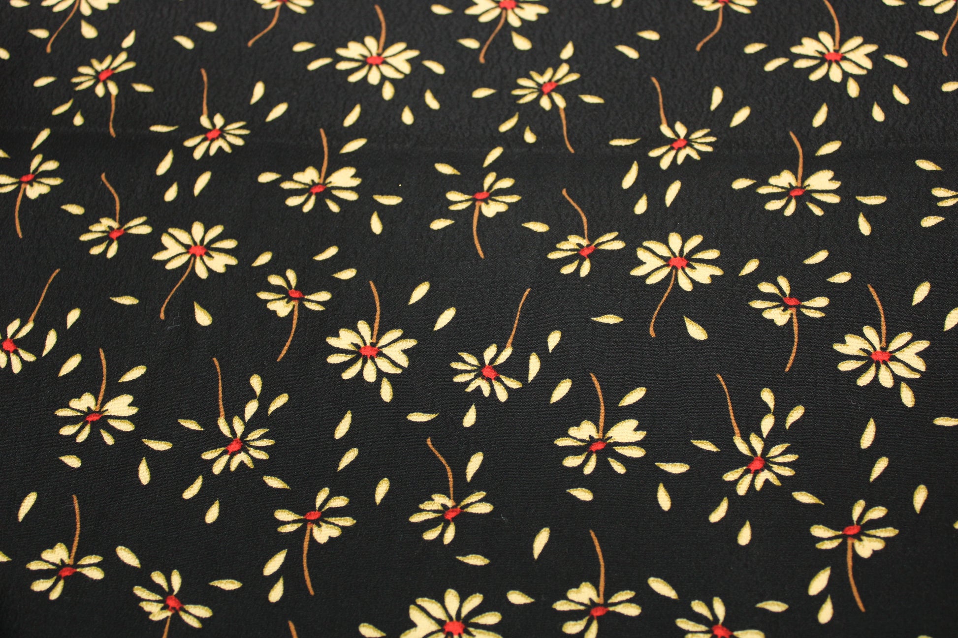 Tissu crêpe viscose - imprimé fleurs beiges - photo 4/5 | So Tissus