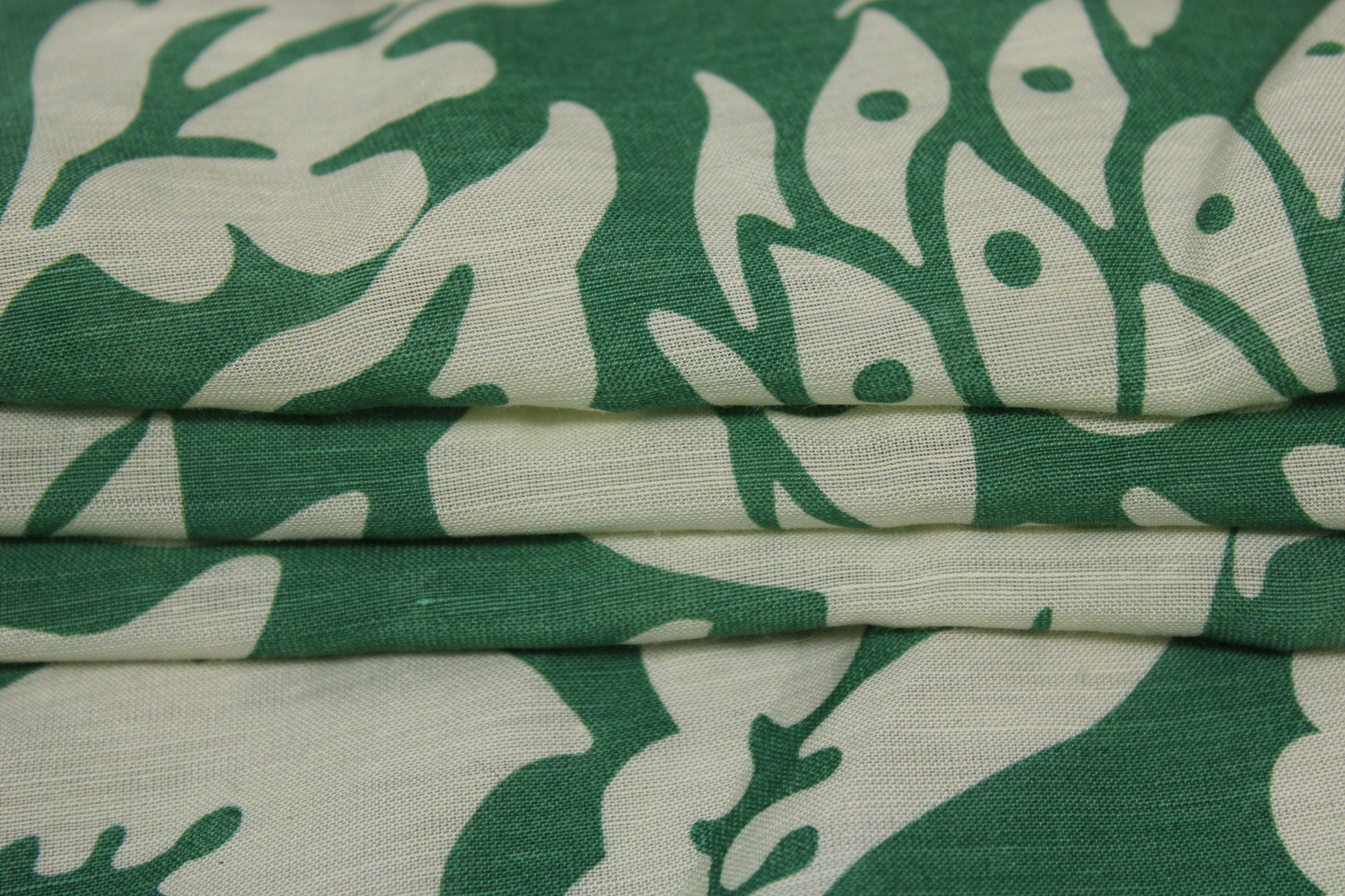Tissu lin viscose -imprime paon -  vert et écru - photo 2/4 | So Tissus