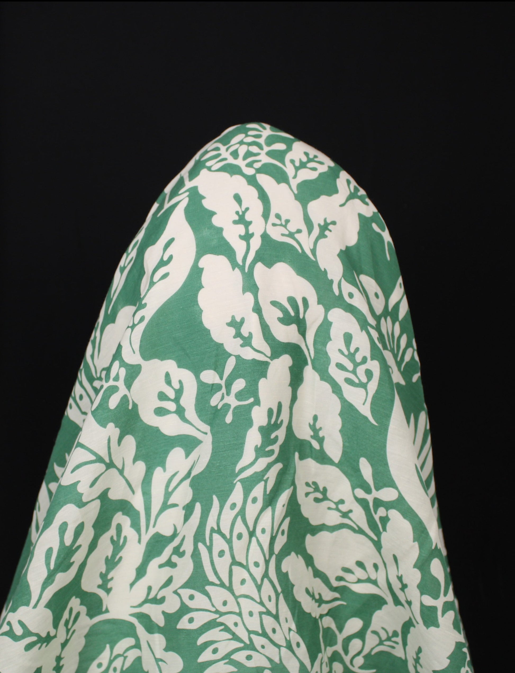 Tissu lin viscose -imprime paon -  vert et écru - photo 3/4 | So Tissus