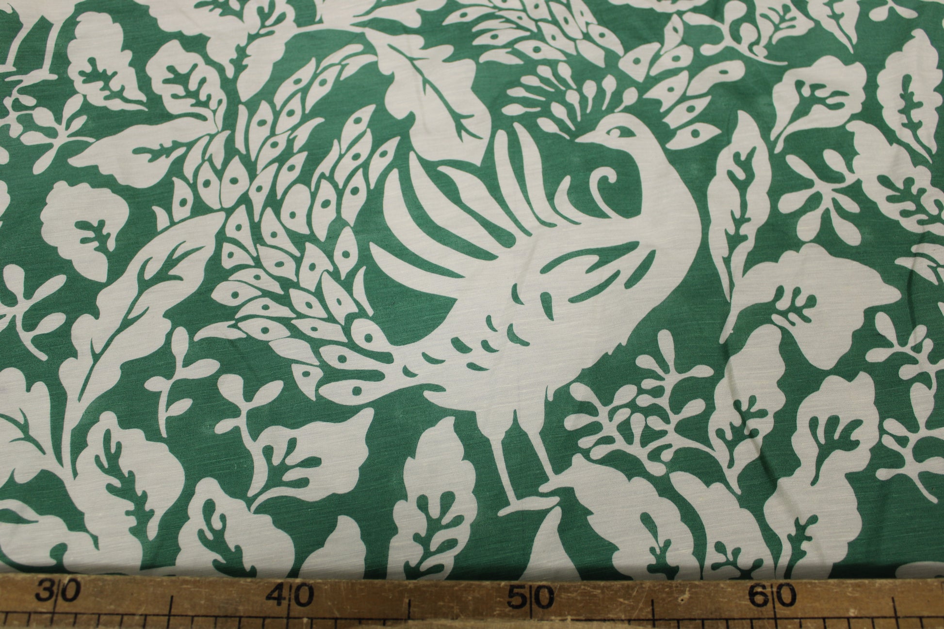 Tissu lin viscose -imprime paon -  vert et écru - photo 4/4 | So Tissus