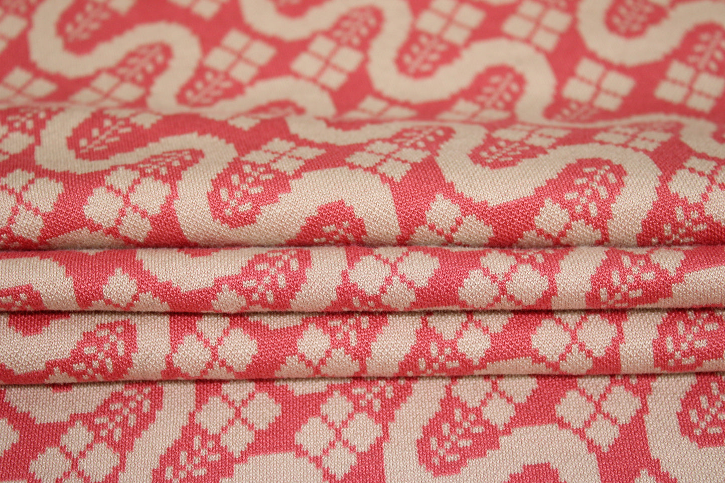Tissu maille - imprimé géométrique - rose et beige - photo 2/5 | So Tissus