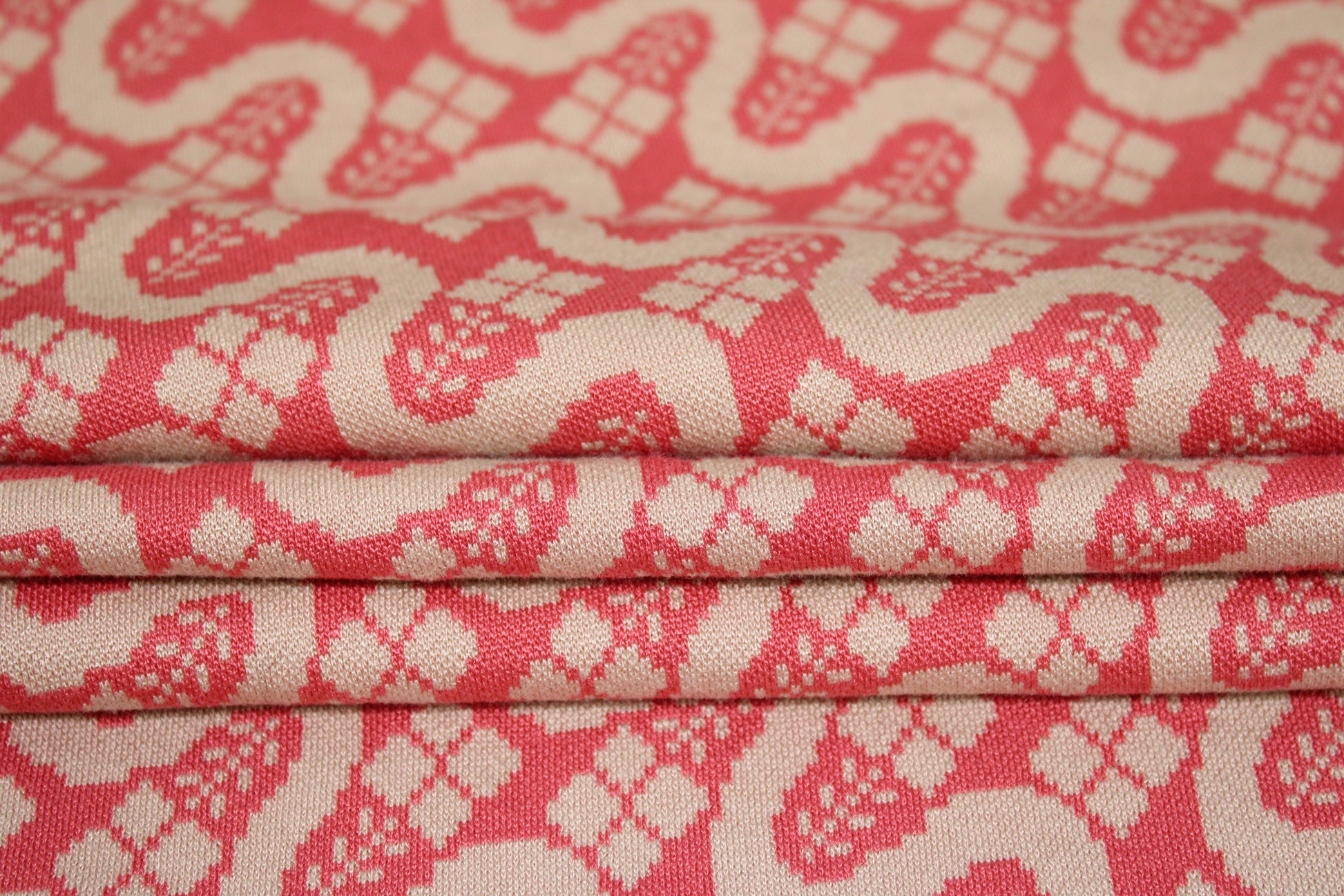 Tissu maille - imprimé géométrique - rose et beige - photo 2/5 | So Tissus