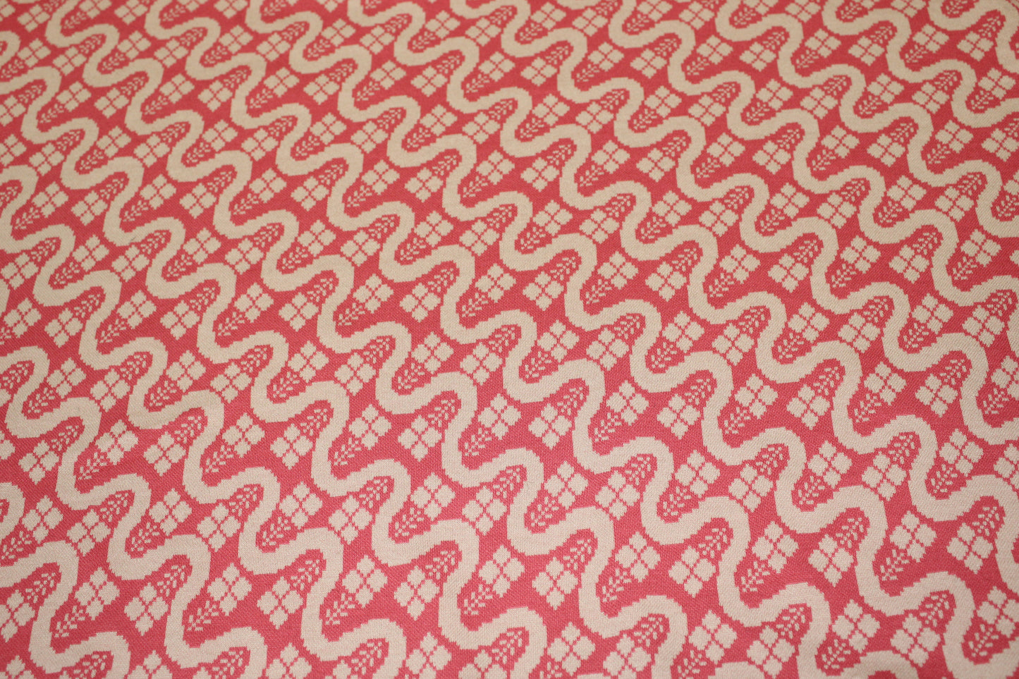 Tissu maille - imprimé géométrique - rose et beige - photo 4/5 | So Tissus