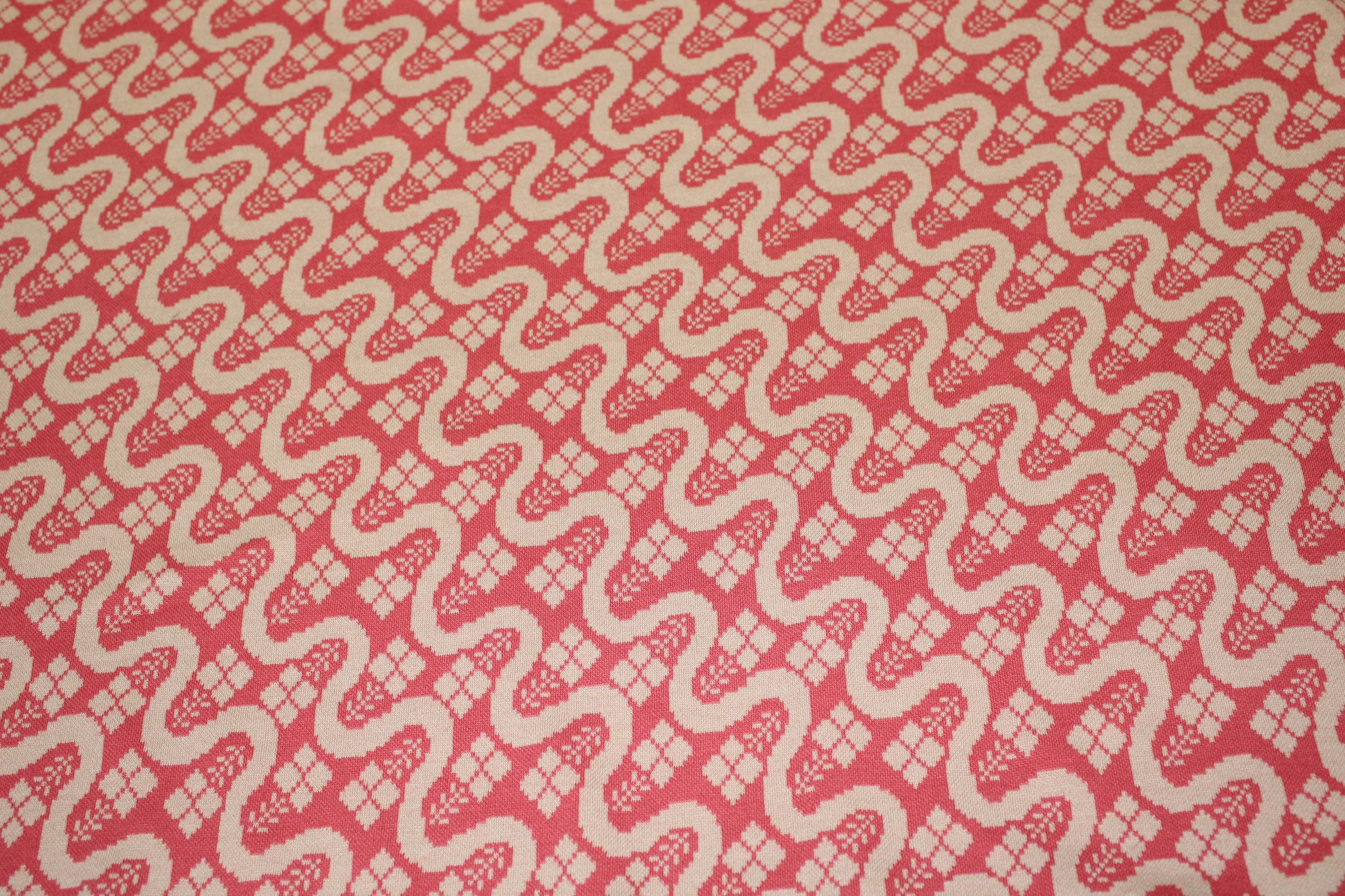 Tissu maille - imprimé géométrique - rose et beige - photo 4/5 | So Tissus