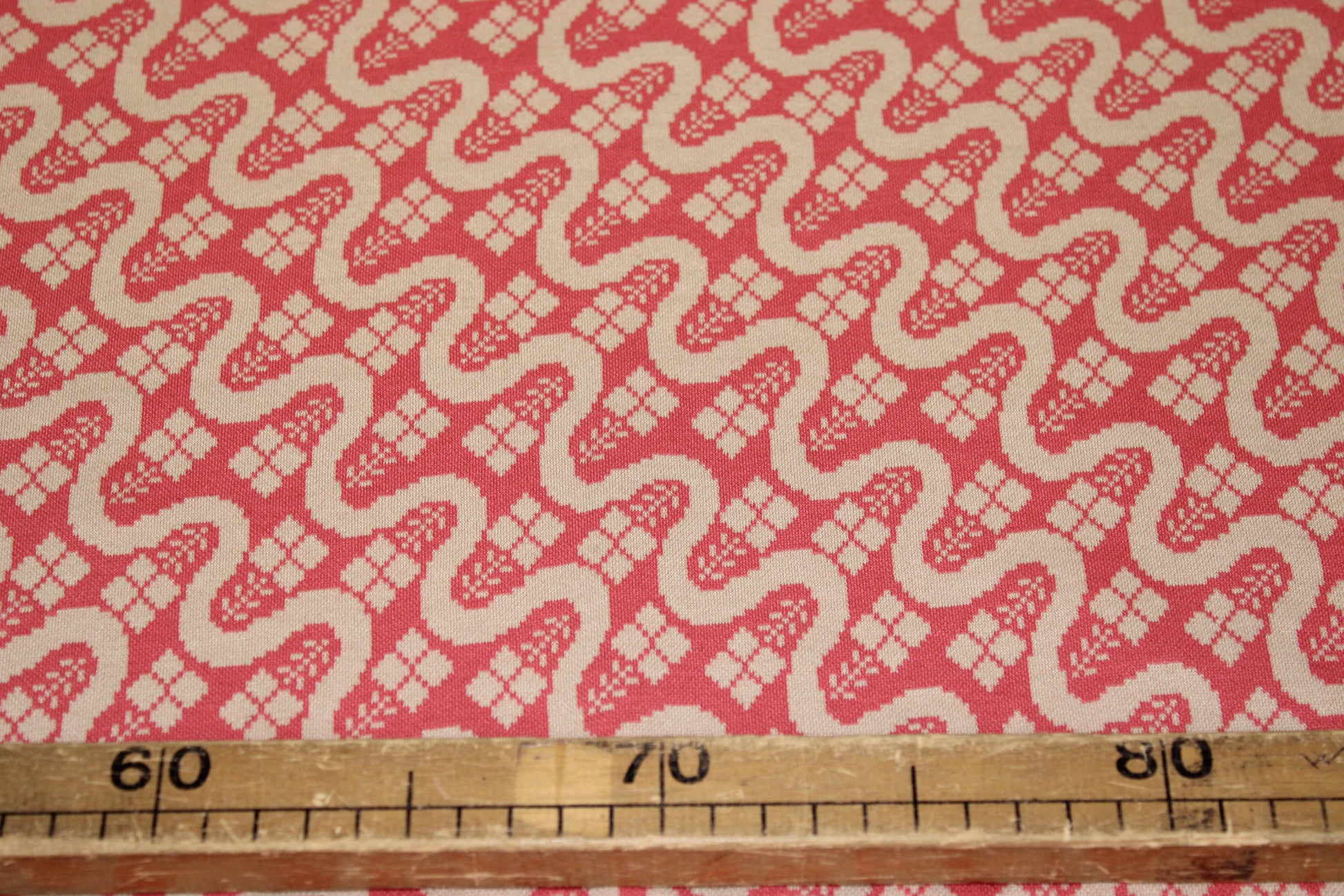 Tissu maille - imprimé géométrique - rose et beige - photo 5/5 | So Tissus