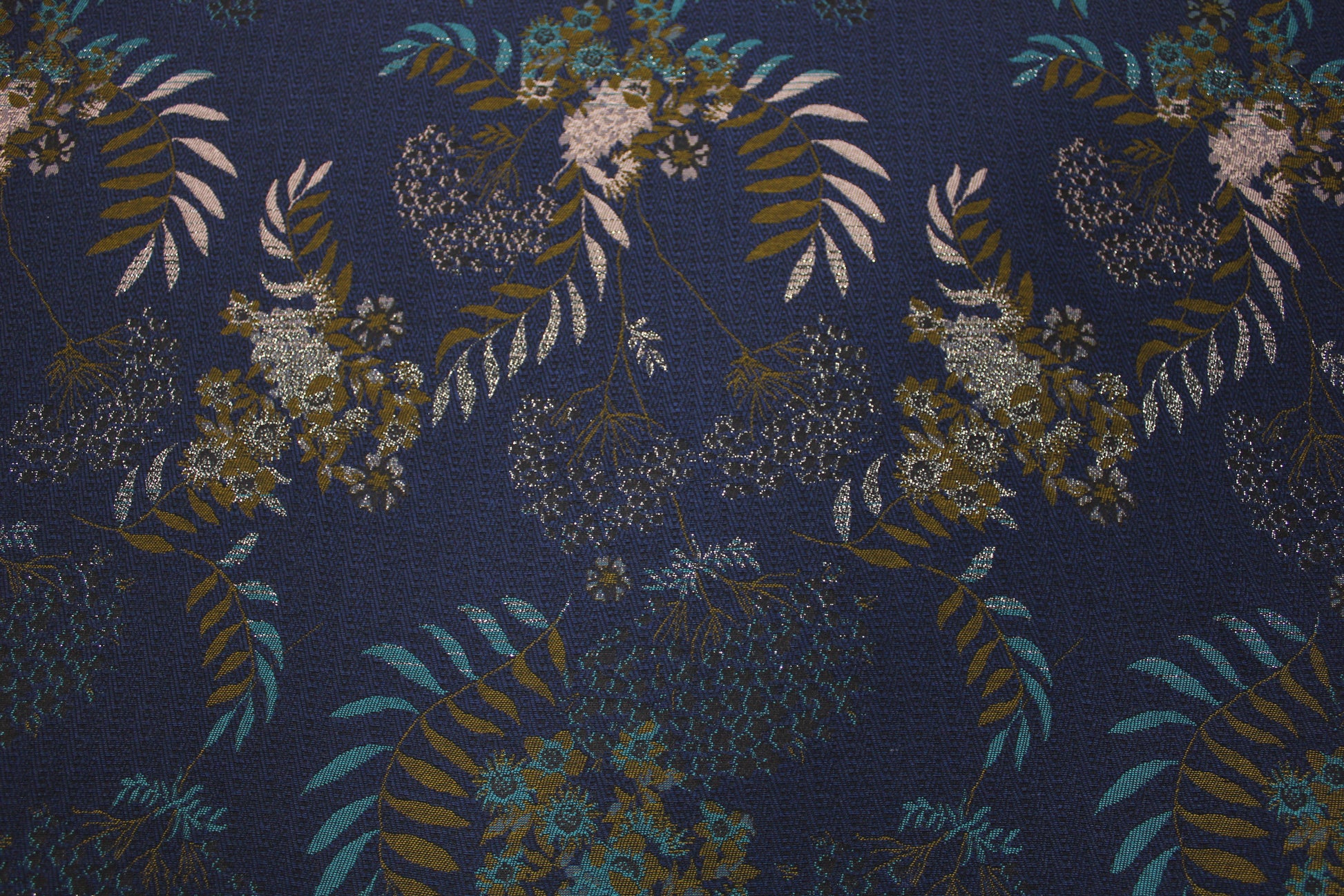Tissu brocart - imprimé fleuri - bleu marine et argenté - photo 3/5 | So Tissus