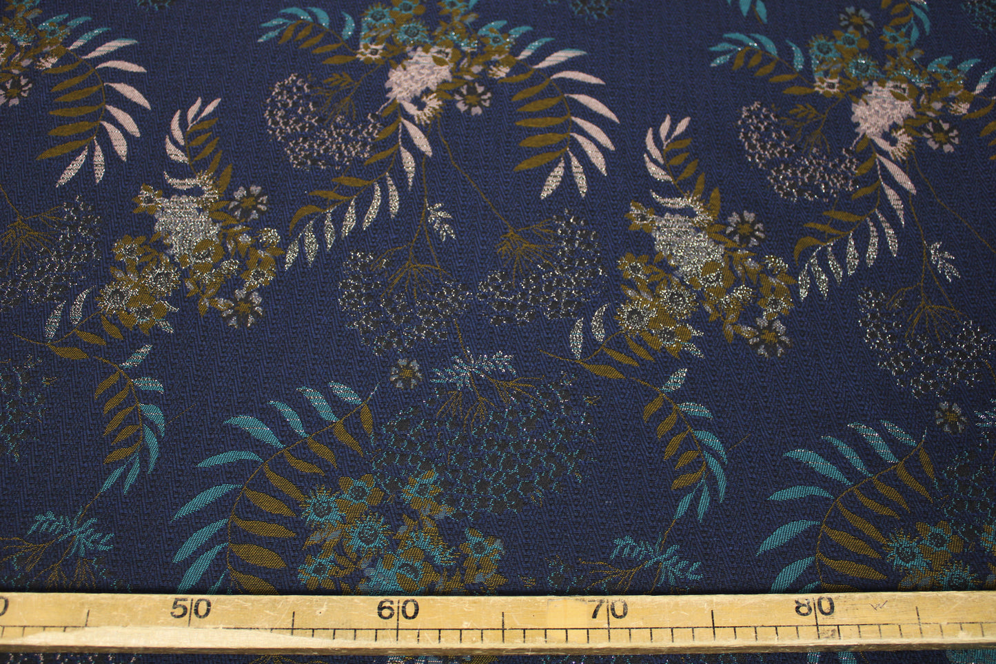 Tissu brocart - imprimé fleuri - bleu marine et argenté - photo 4/5 | So Tissus