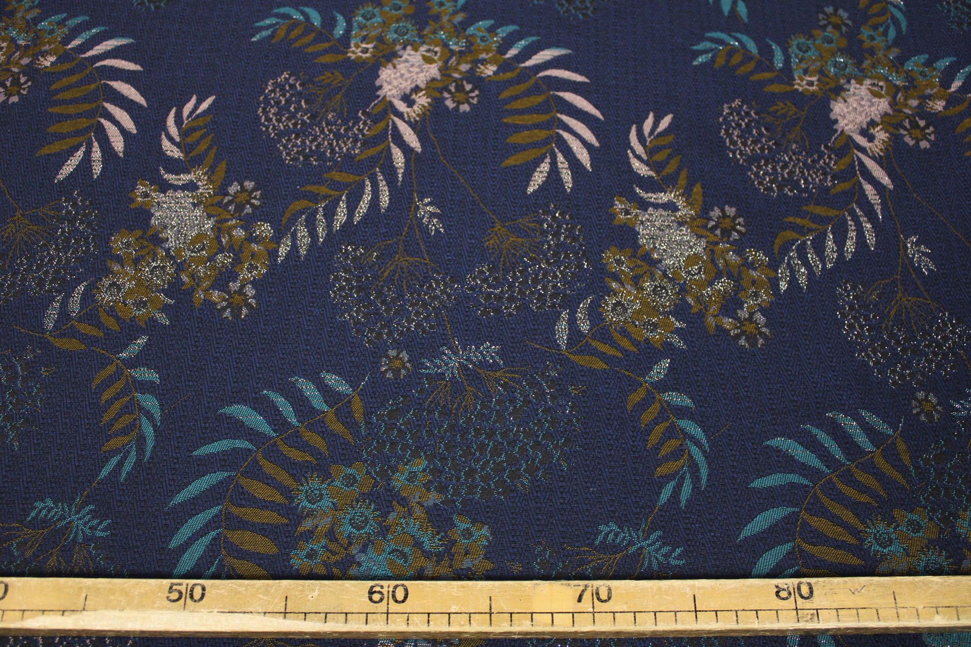 Tissu brocart - imprimé fleuri - bleu marine et argenté - photo 4/5 | So Tissus