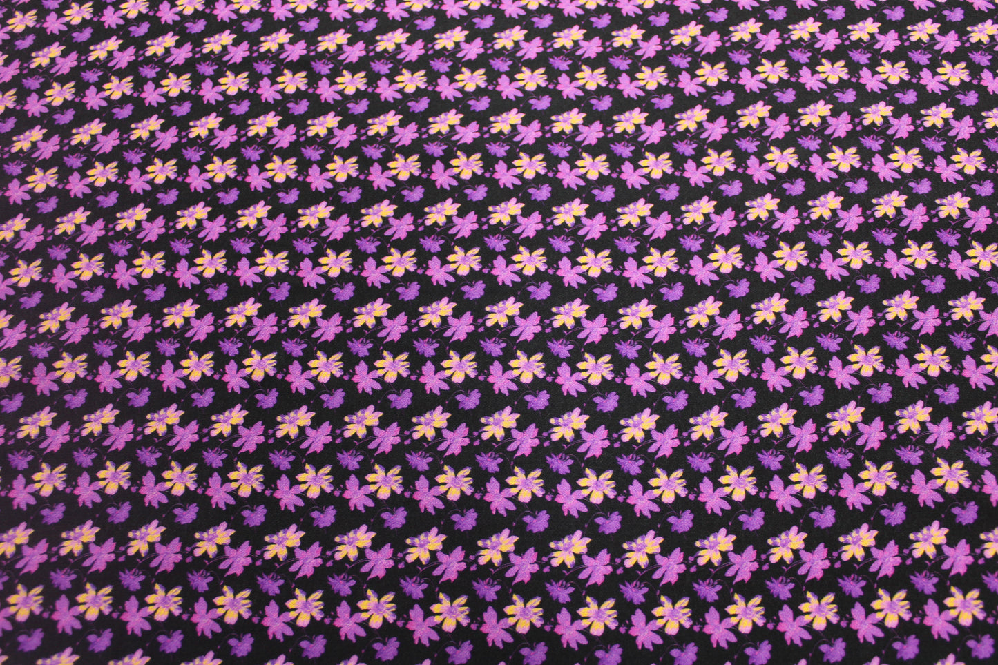 Tissu crêpe viscose - imprimé fleur violette - photo 4/5 | So Tissus