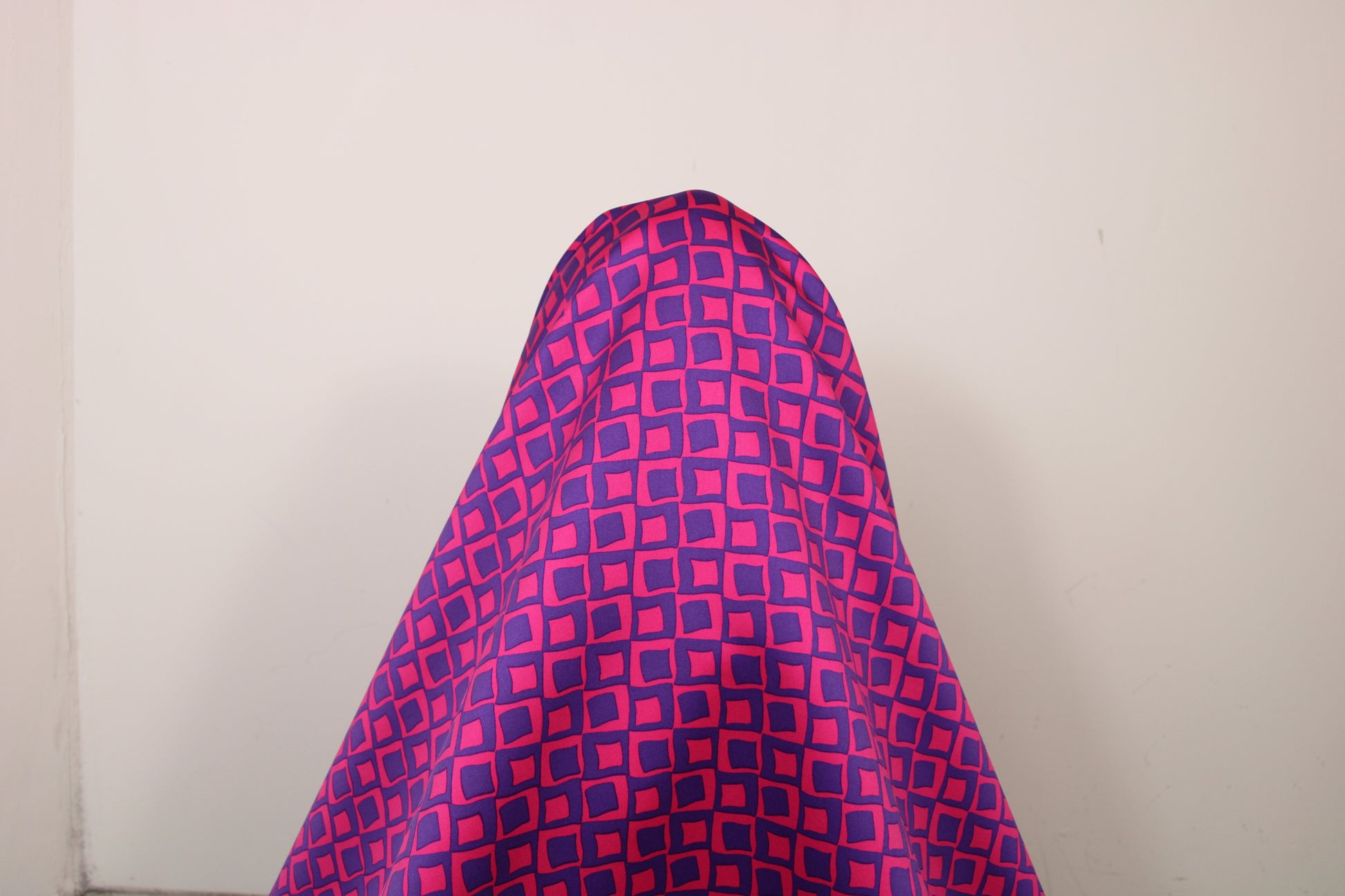 Tissu satin duchesse - imprimé géométrique - fuchsia et violet - photo 3/5 | So Tissus