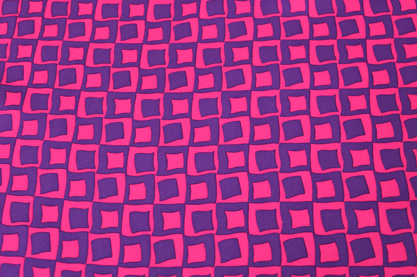 Tissu satin duchesse - imprimé géométrique - fuchsia et violet - photo 4/5 | So Tissus