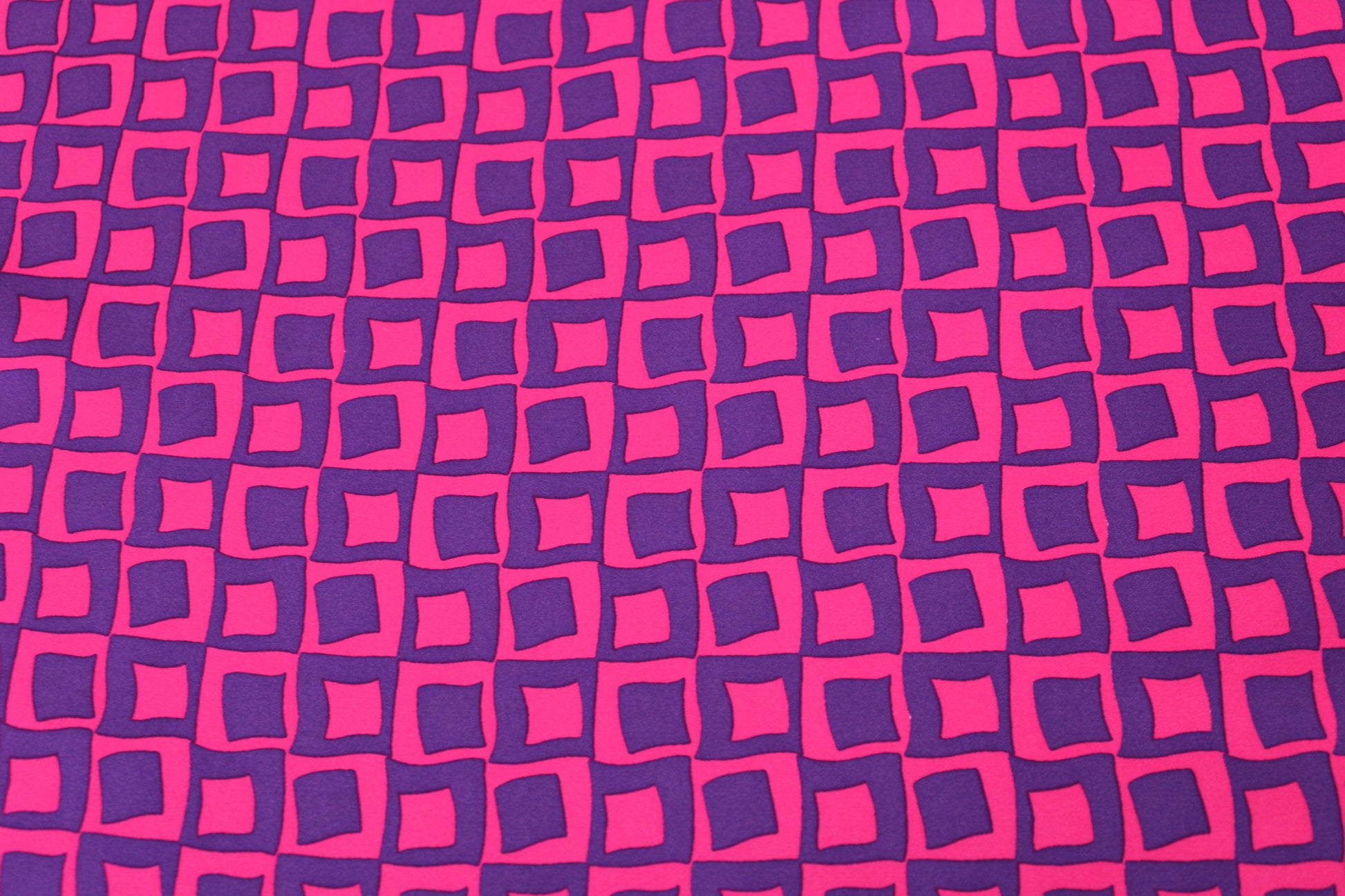 Tissu satin duchesse - imprimé géométrique - fuchsia et violet - photo 4/5 | So Tissus