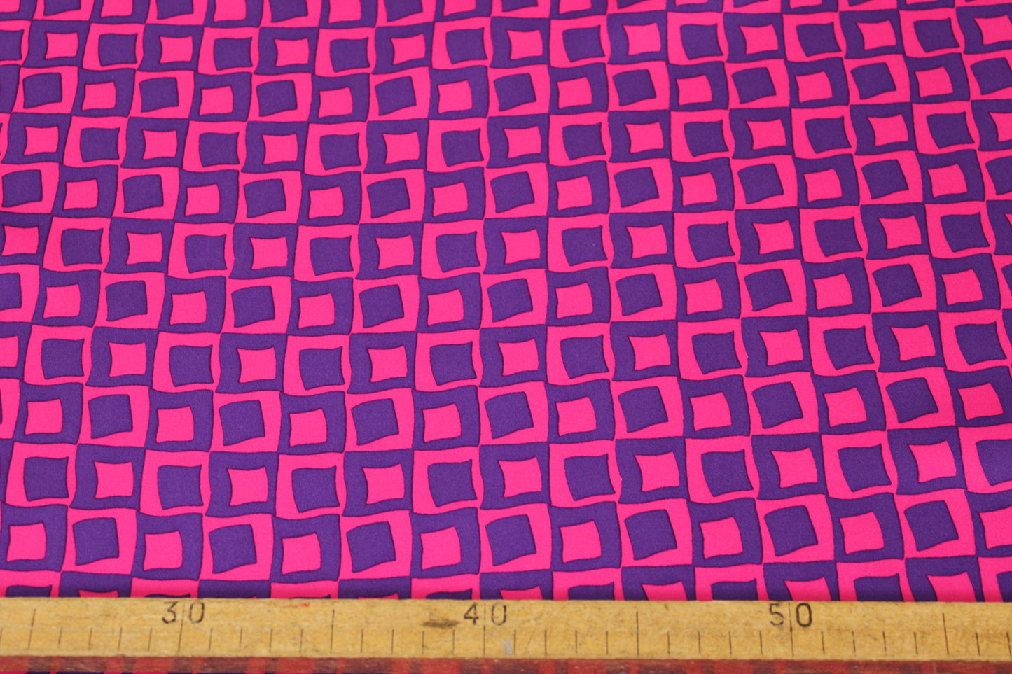 Tissu satin duchesse - imprimé géométrique - fuchsia et violet - photo 5/5 | So Tissus