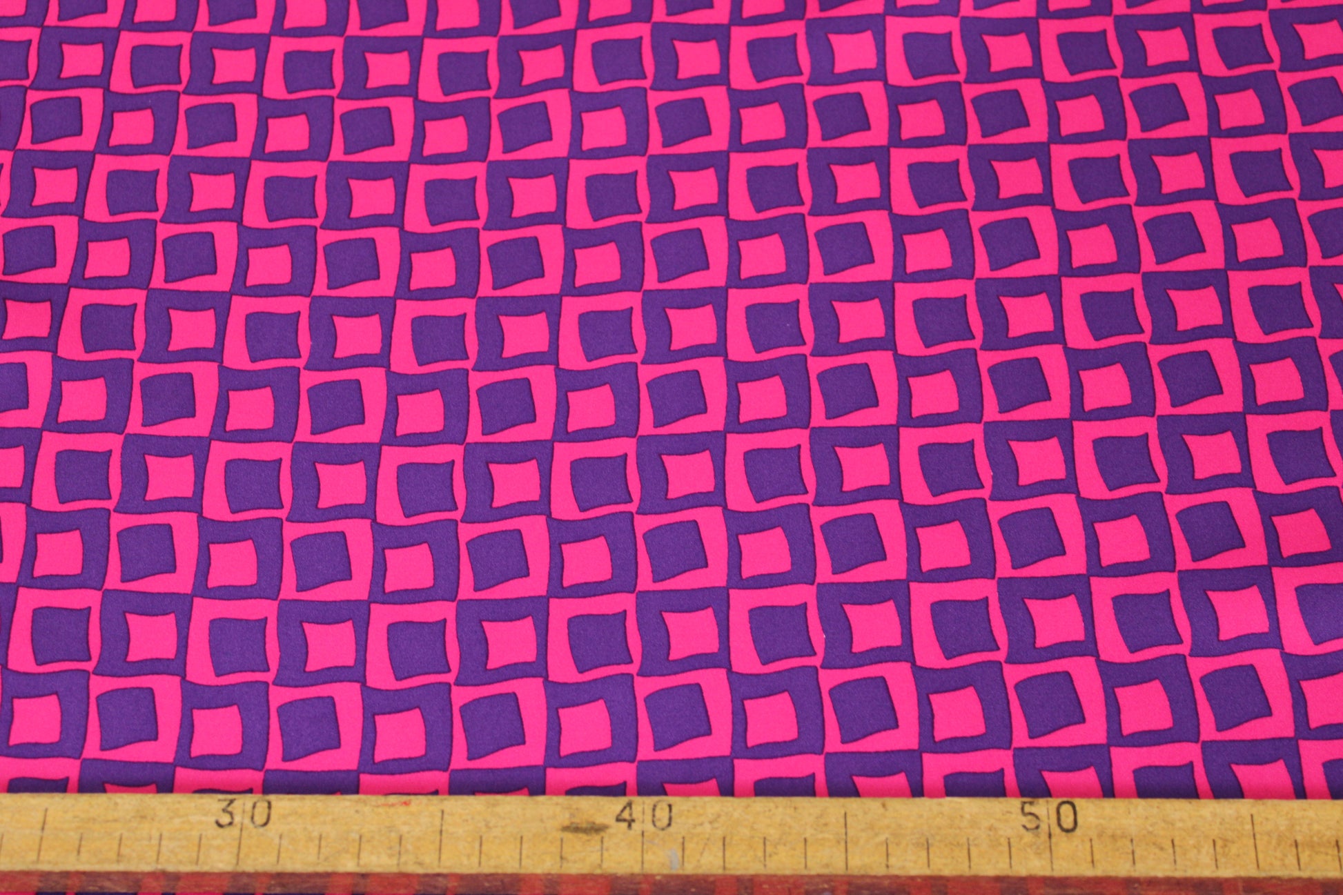 Tissu satin duchesse - imprimé géométrique - fuchsia et violet - photo 5/5 | So Tissus