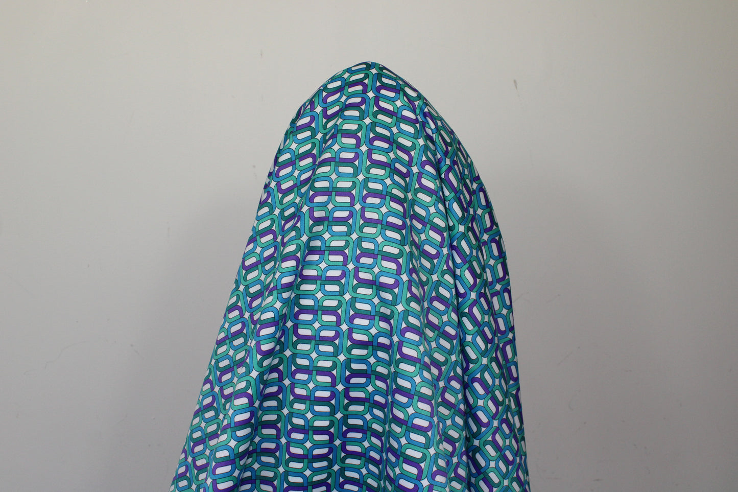 Tissu satin - imprimé géométrique - bleu vert et violet - photo 3/5 | So Tissus