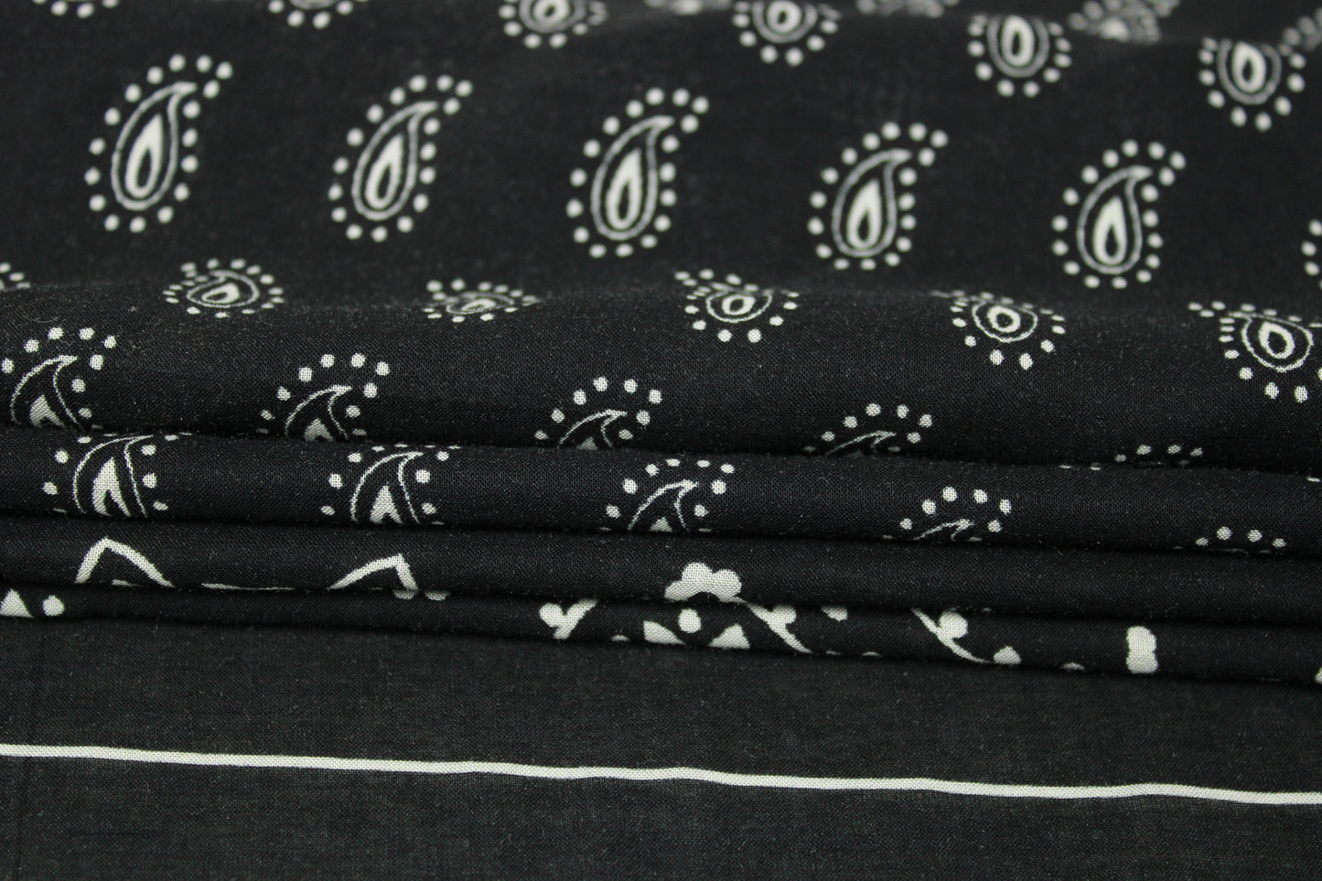 Tissu javanaise de viscose - imprimé bandana - noir et blanc - photo 2/5 | So Tissus