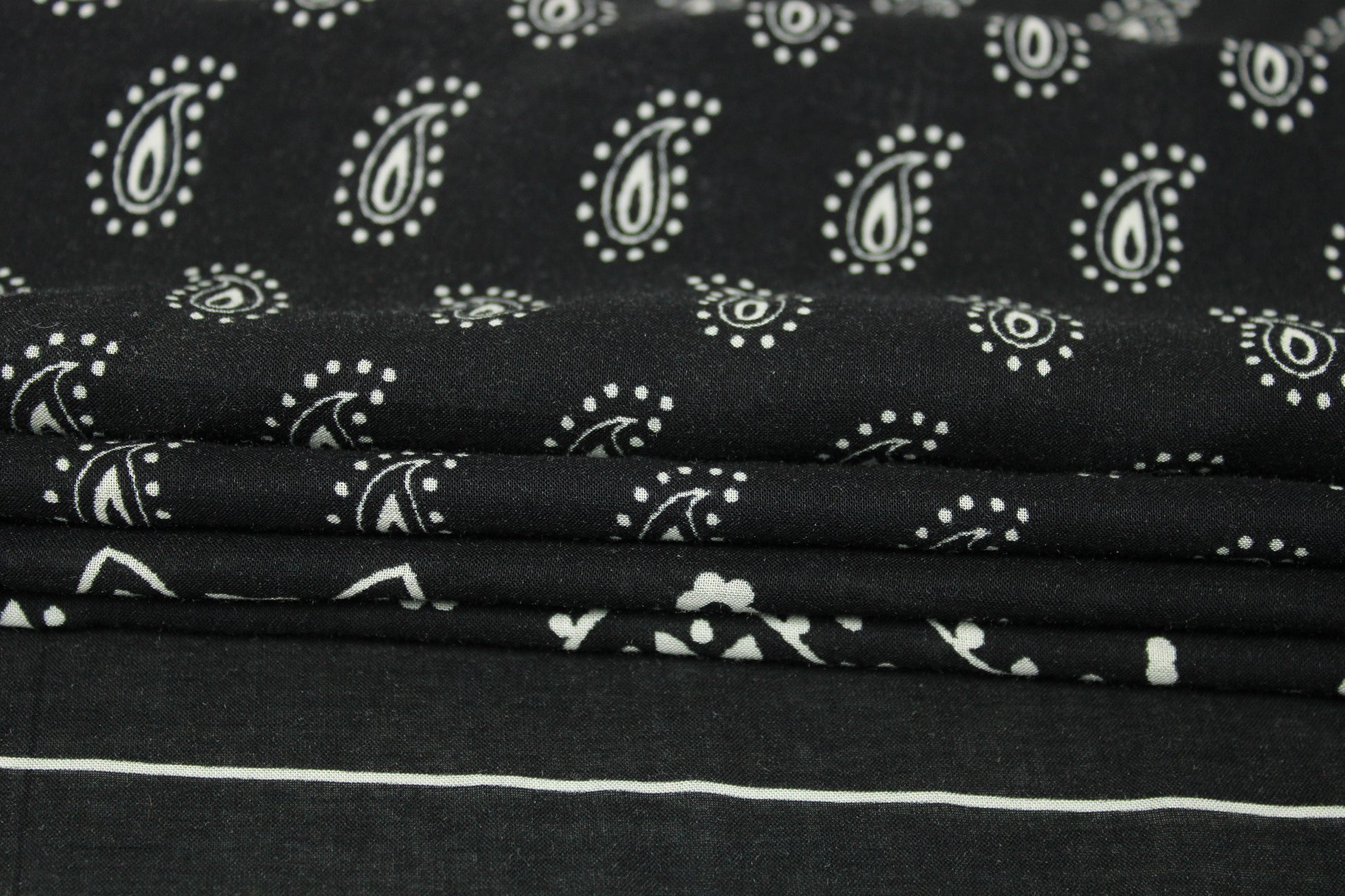 Tissu javanaise de viscose - imprimé bandana - noir et blanc - photo 2/5 | So Tissus