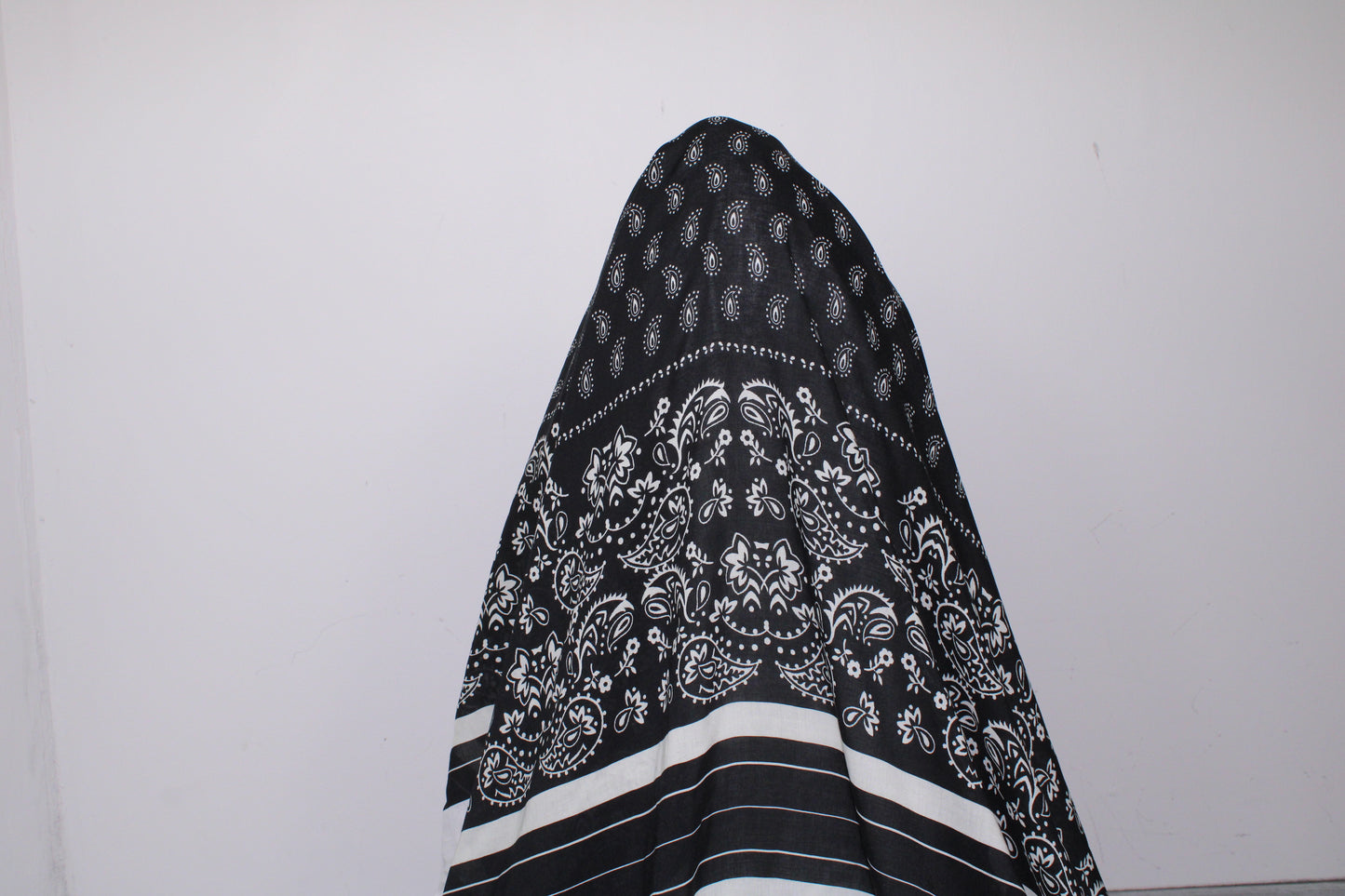 Tissu javanaise de viscose - imprimé bandana - noir et blanc - photo 3/5 | So Tissus