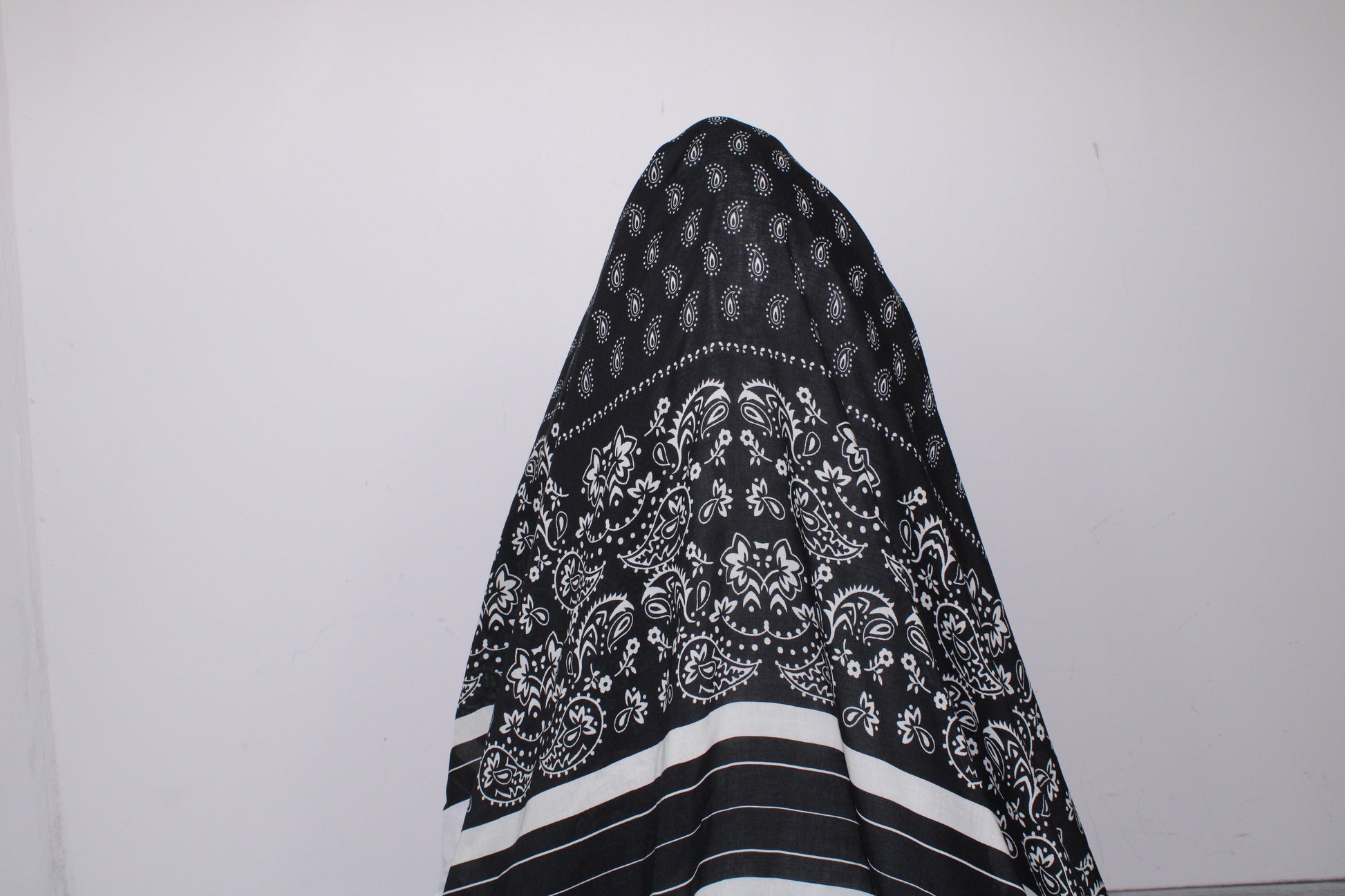 Tissu javanaise de viscose - imprimé bandana - noir et blanc - photo 3/5 | So Tissus