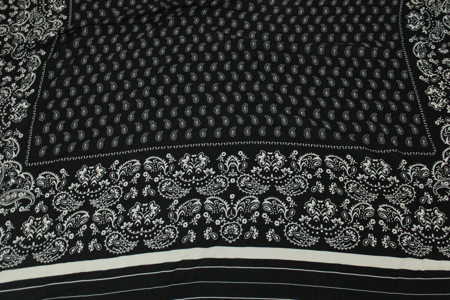 Tissu javanaise de viscose - imprimé bandana - noir et blanc - photo 4/5 | So Tissus