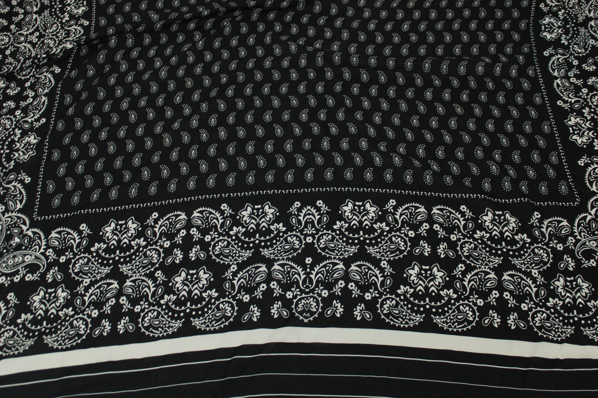 Tissu javanaise de viscose - imprimé bandana - noir et blanc - photo 4/5 | So Tissus