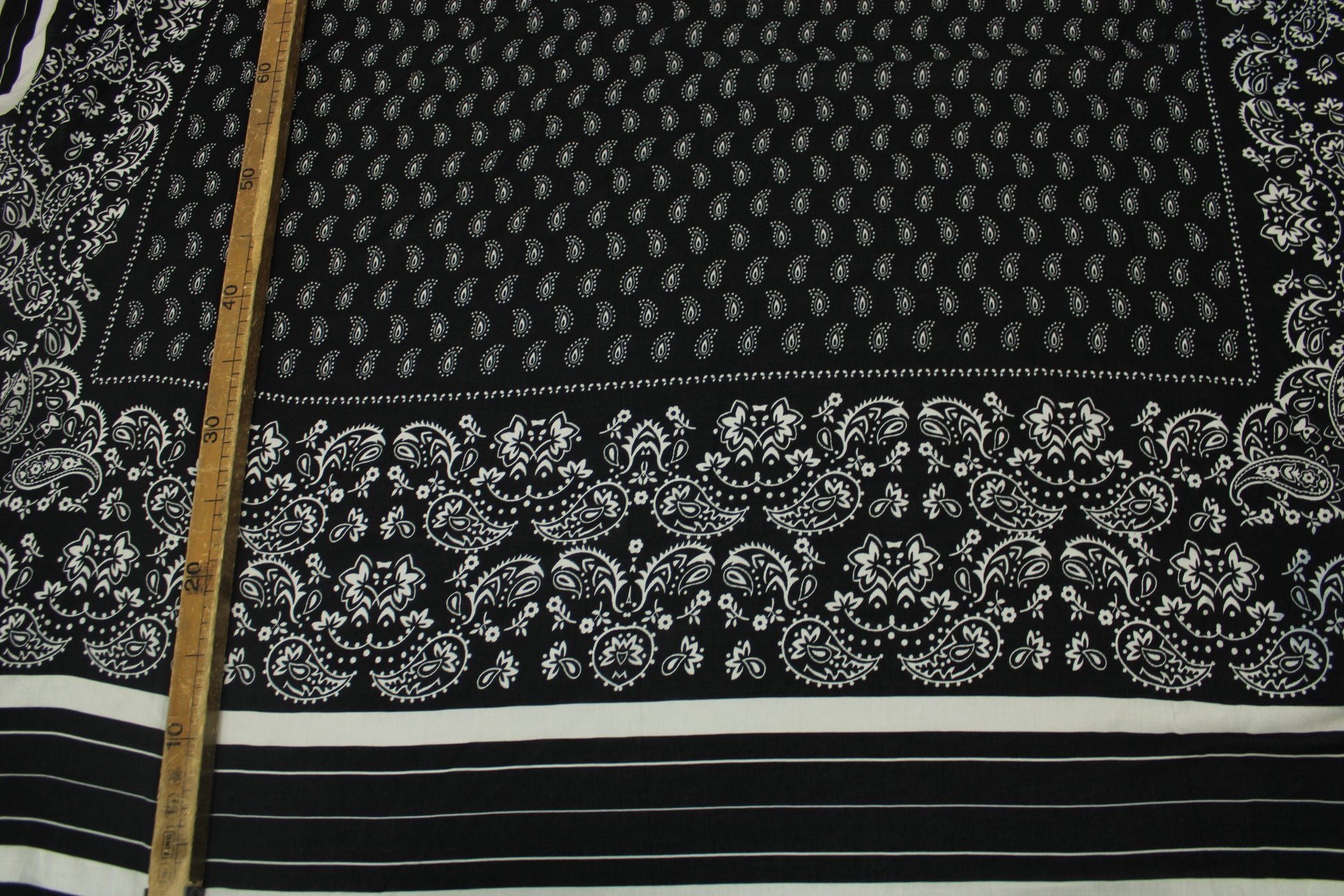 Tissu javanaise de viscose - imprimé bandana - noir et blanc - photo 5/5 | So Tissus