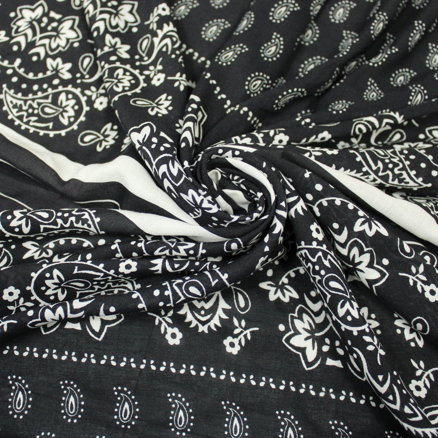 Tissu javanaise de viscose - imprimé bandana - noir et blanc - photo 1/5 | So Tissus