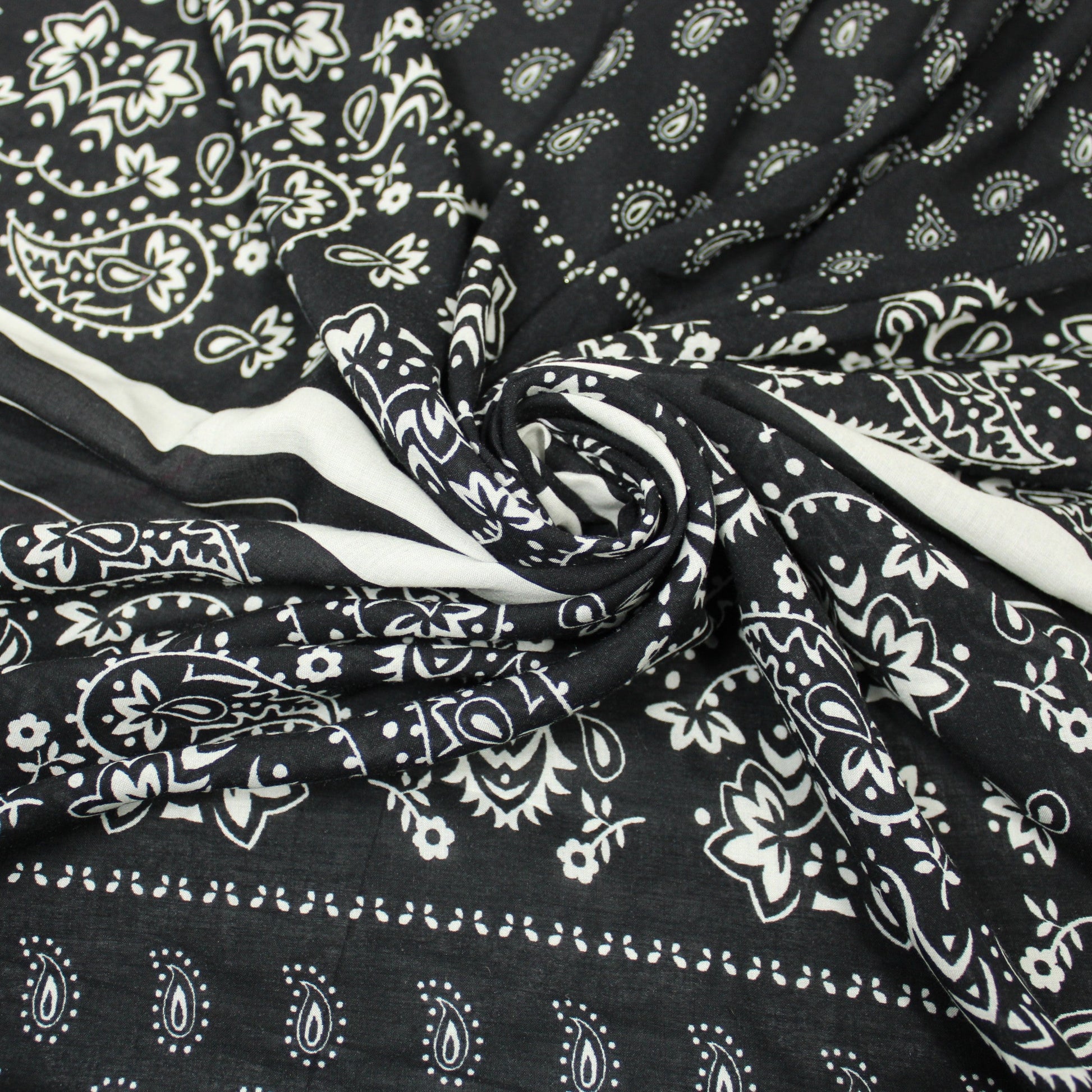 Tissu javanaise de viscose - imprimé bandana - noir et blanc - photo 1/5 | So Tissus