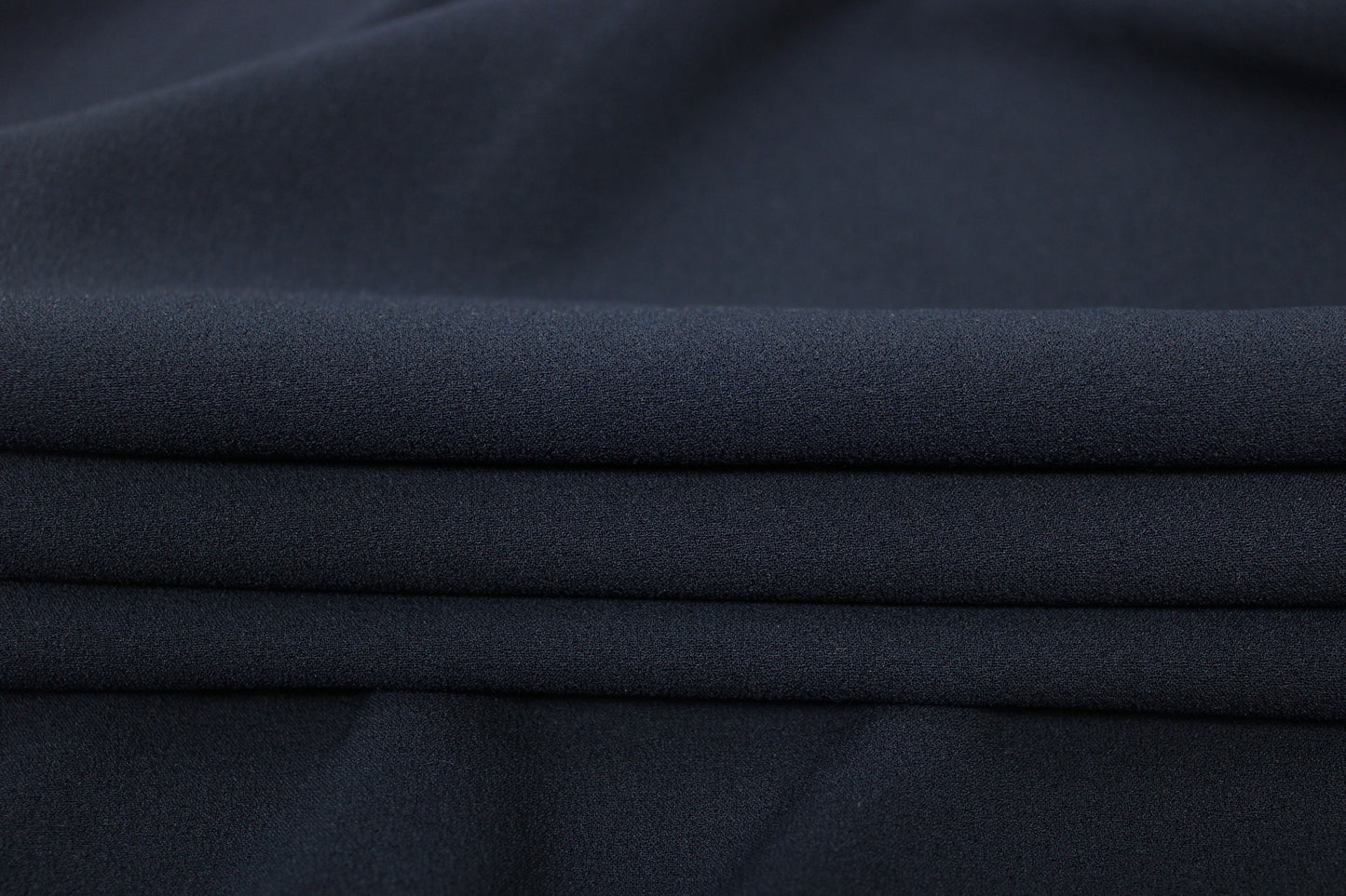 Tissu crêpe texturé stretch - bleu marine - photo 2/3 | So Tissus