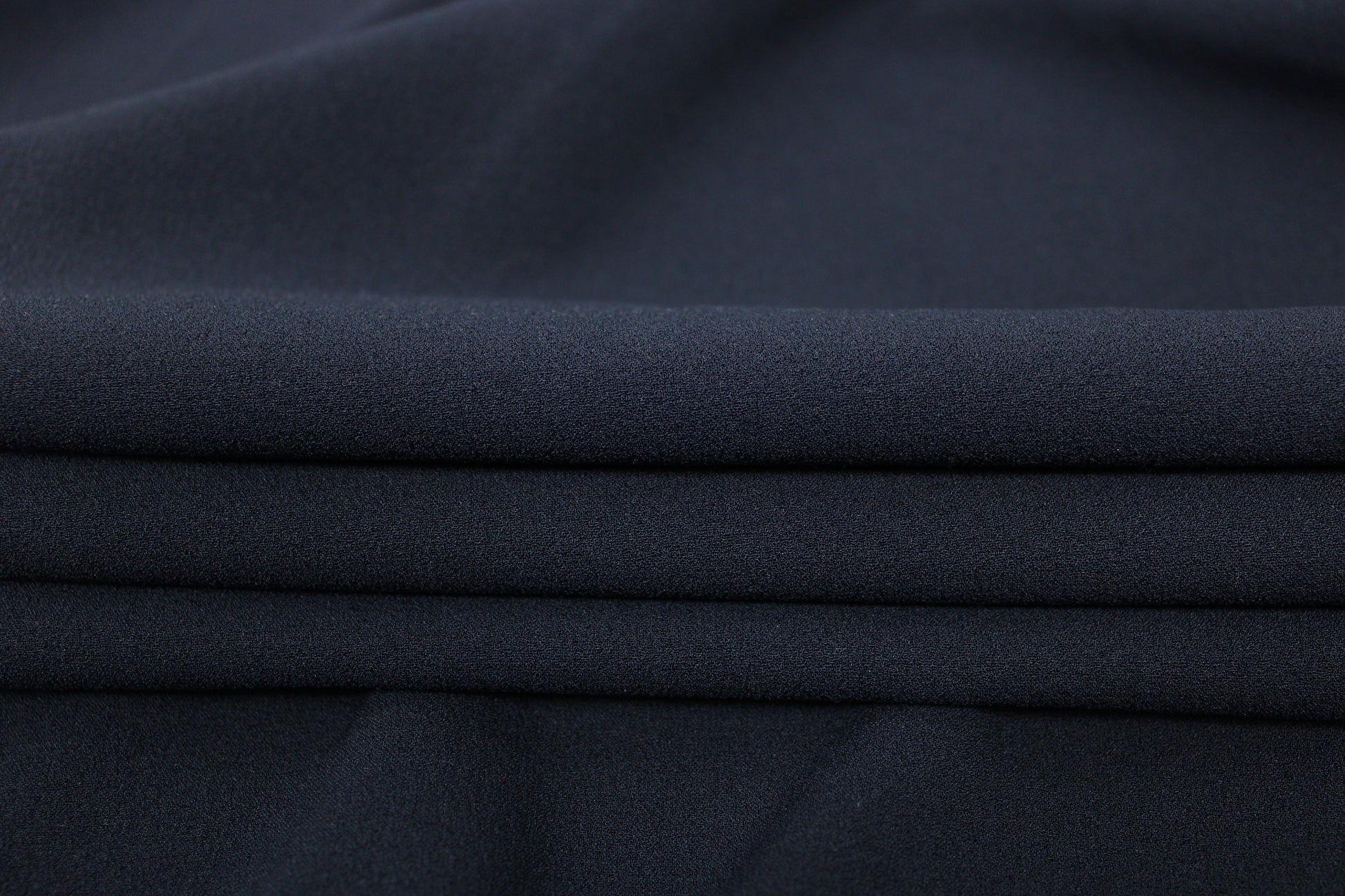 Tissu crêpe texturé stretch - bleu marine - photo 2/3 | So Tissus