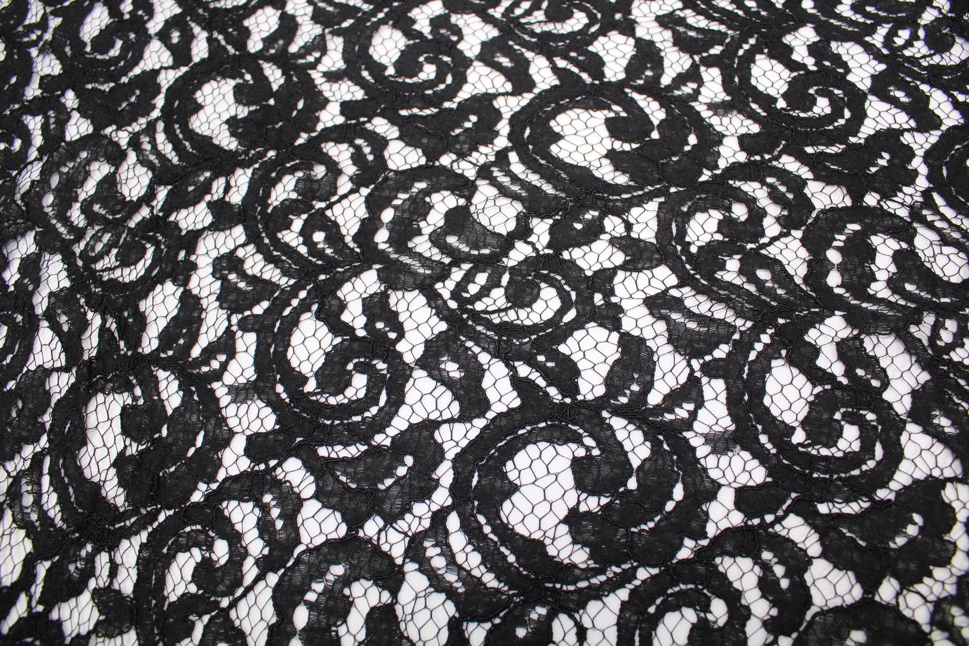 Tissu dentelle motif fleuri- noir - photo 4/5 | So Tissus
