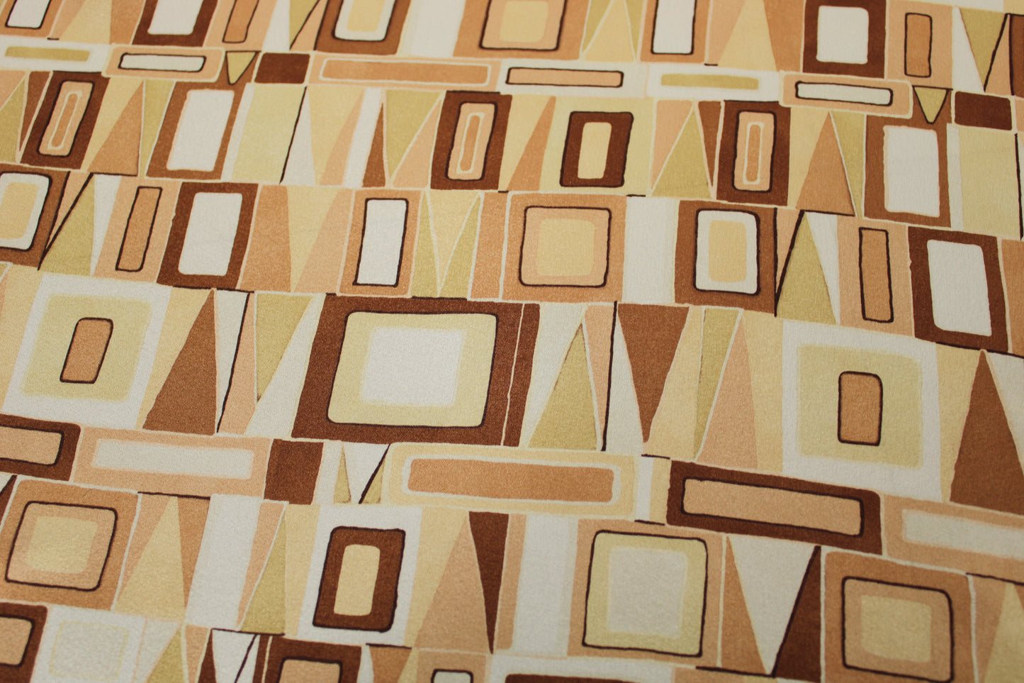 Tissu satin - imprimé géométrique - ton marron beige - photo 4/5 | So Tissus