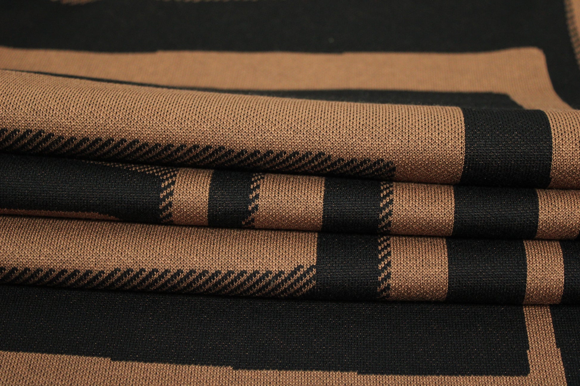 Tissu maille - imprimé géométrique - noir et marron - photo 2/5 | So Tissus