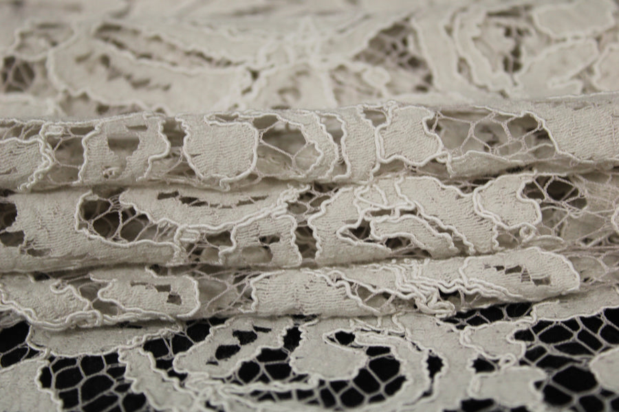 Tissu dentelle motif fleuri- beige et blanc