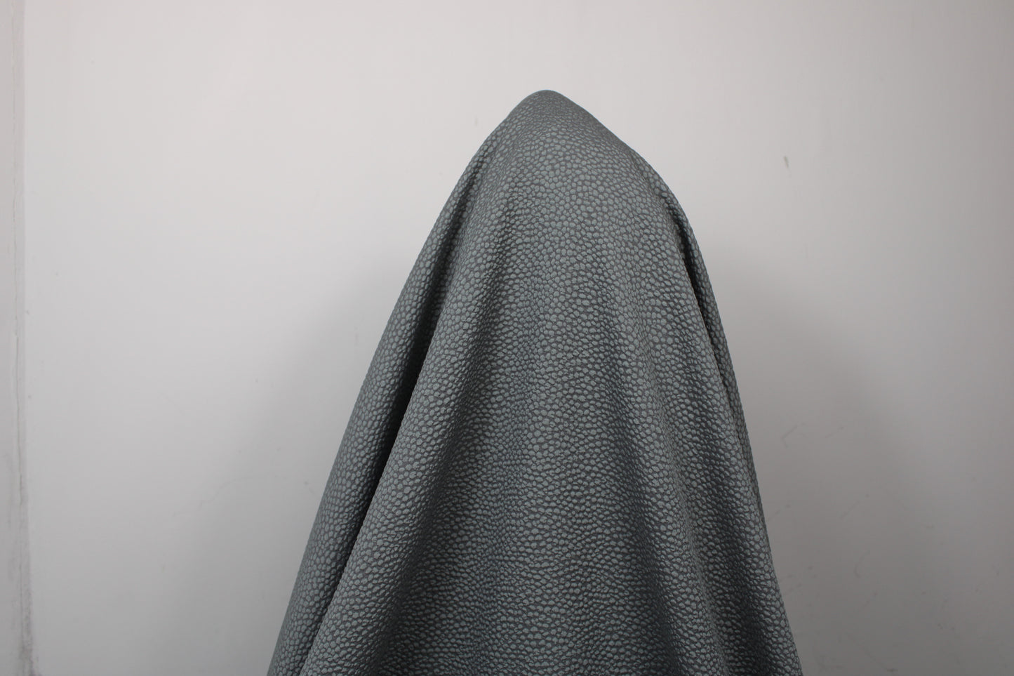 Tissu crêpe gaufré tacheté - gris souris - photo 3/4 | So Tissus