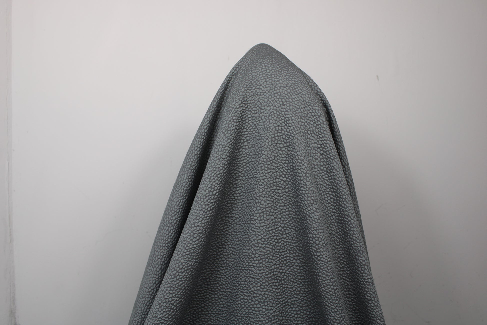 Tissu crêpe gaufré tacheté - gris souris - photo 3/4 | So Tissus