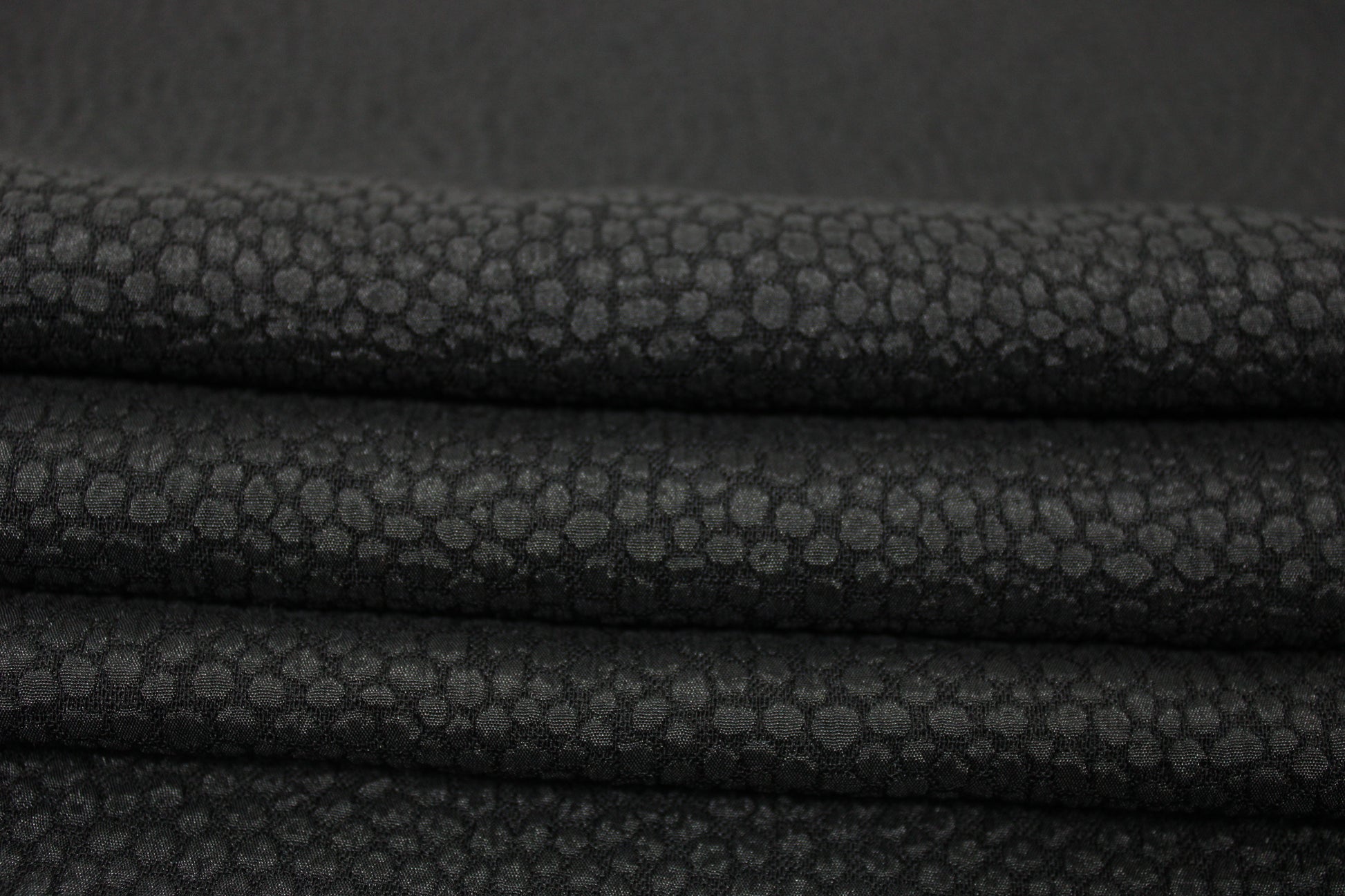 Tissu crêpe gaufré tacheté - noir - photo 2/4 | So Tissus