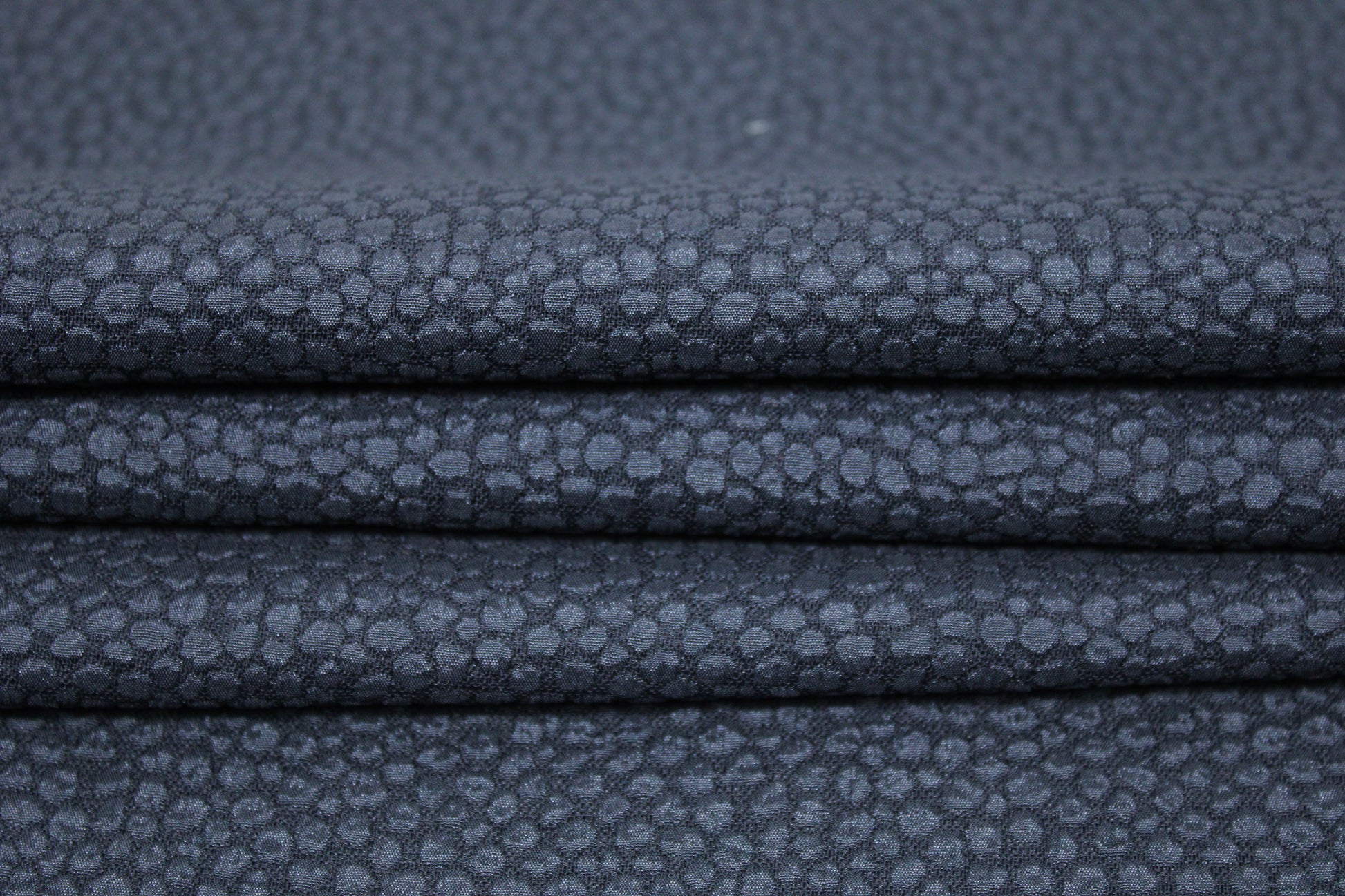 Tissu crêpe gaufré tacheté - bleu marine - photo 4/4 | So Tissus